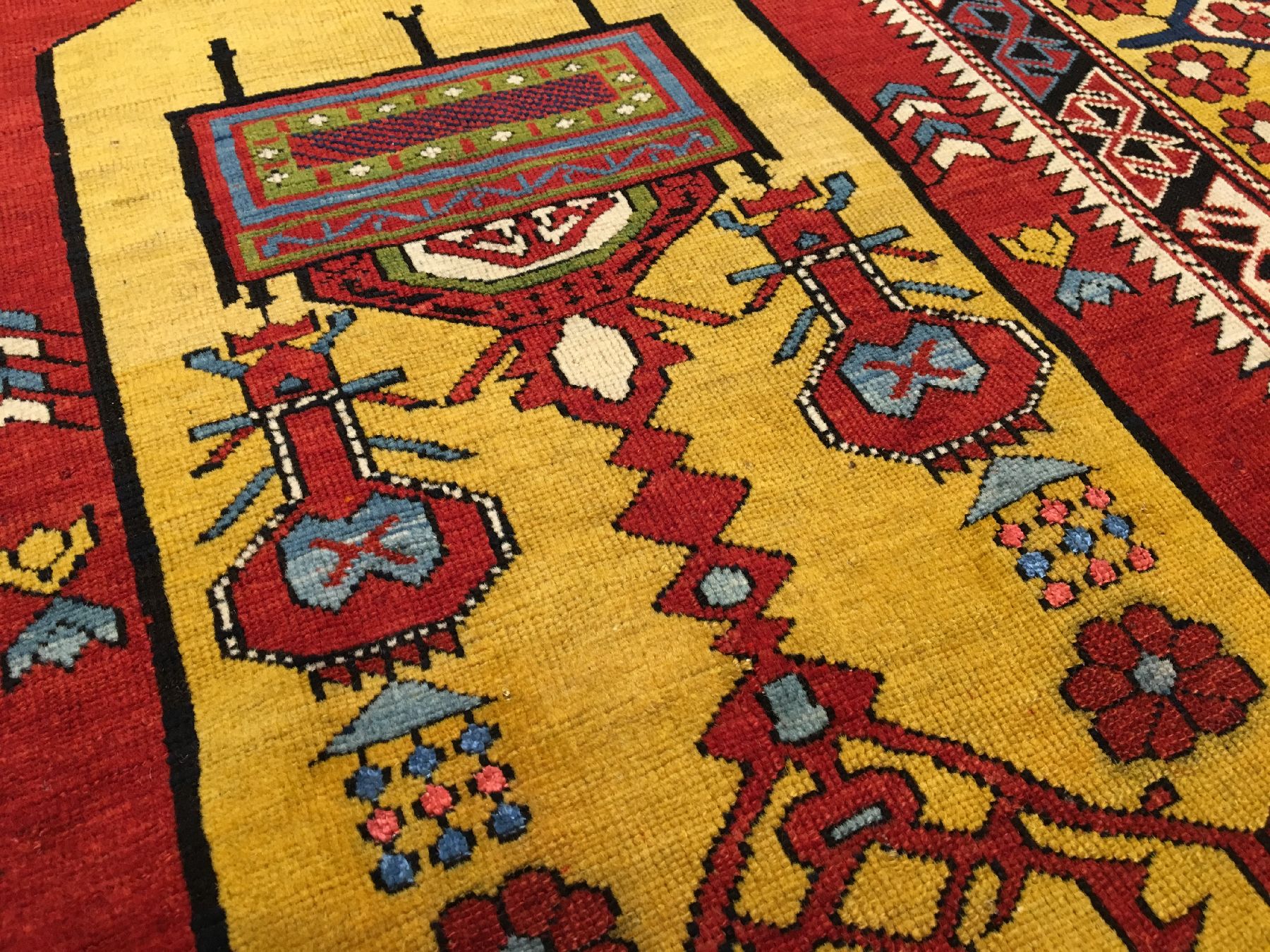 Detail d: Feiner und einzigartiger gelber Marasali "Königsthron-Teppich" (Part-Silk) antik, Ostkaukasus Schirwan-Region, 19.Jhd., Wol le mit ...