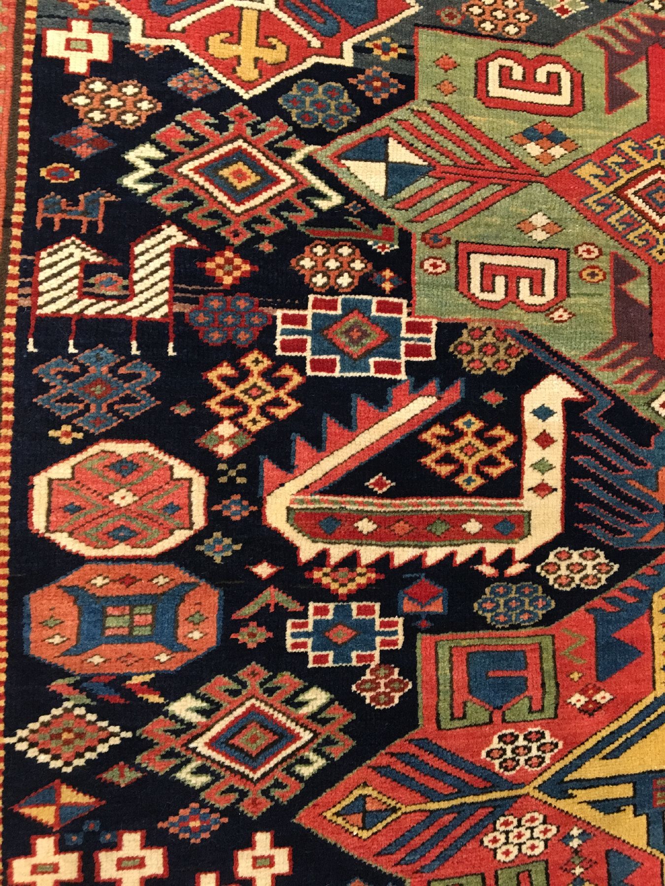 Detail c: Sehr feiner und einzigartiger Akstafa antik, Ostkaukasus Schirwan-Region, 19.Jhd., sehr feine Wolle geknüpft auf Wolle. Dieser hochfeine und gut ...