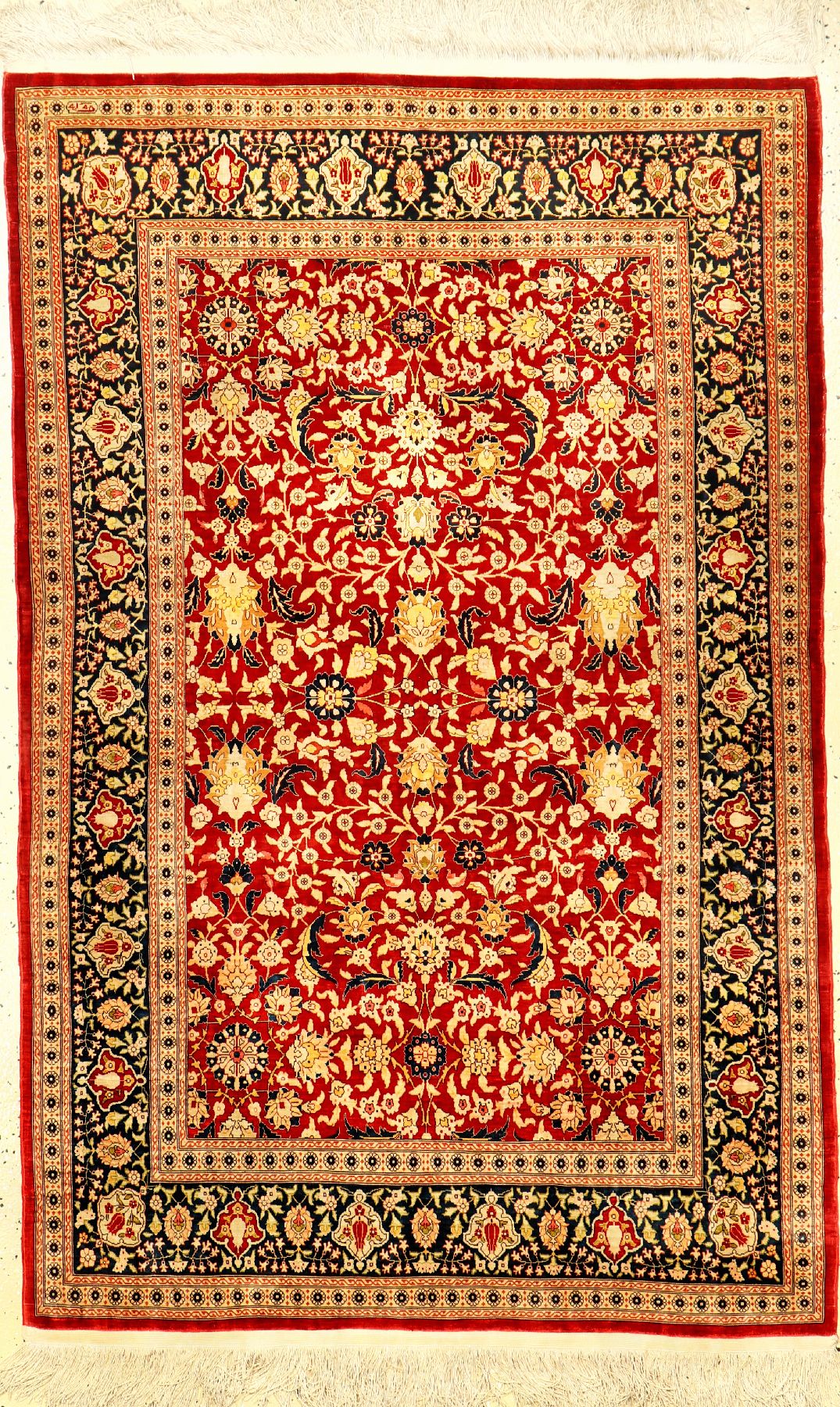 Feiner Seiden Hereke alt (Signiert), Türkei, um 1960, reine Naturseide. Feiner und eleganter Seiden Hereke mit Blüten allover Muster und roten ...