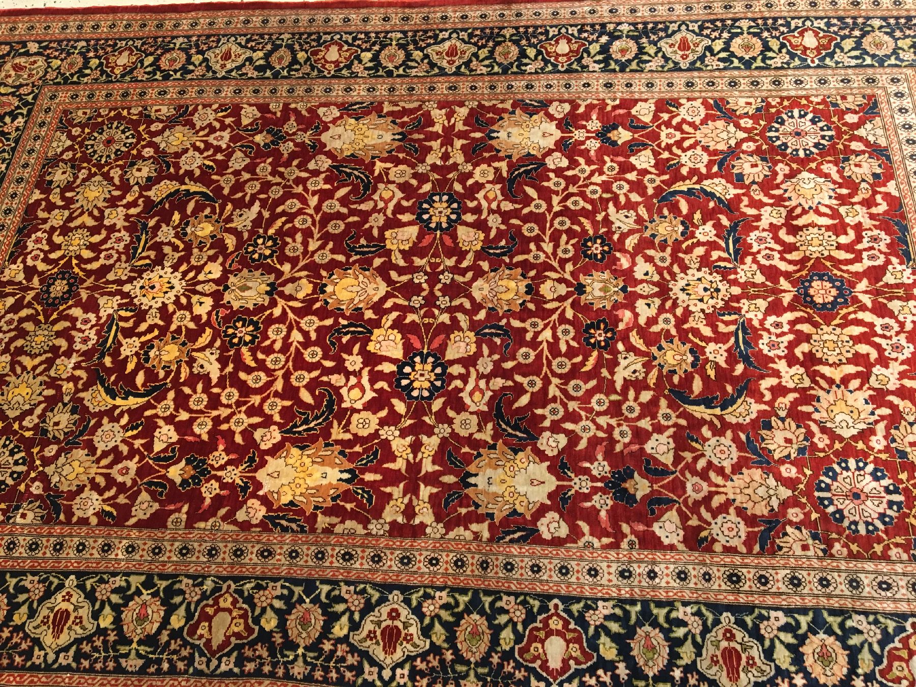 Detail b: Feiner Seiden Hereke alt (Signiert), Türkei, um 1960, reine Naturseide. Feiner und eleganter Seiden Hereke mit Blüten allover Muster und roten ...