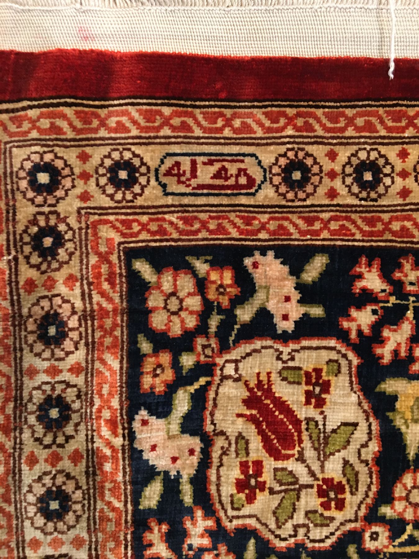 Detail d: Feiner Seiden Hereke alt (Signiert), Türkei, um 1960, reine Naturseide. Feiner und eleganter Seiden Hereke mit Blüten allover Muster und roten ...