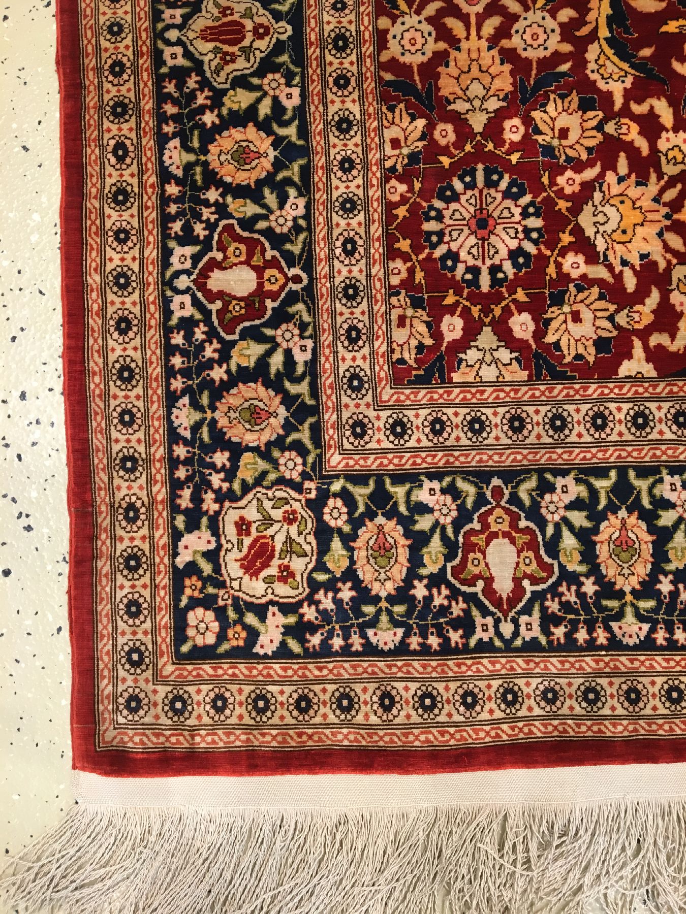 Detail e: Feiner Seiden Hereke alt (Signiert), Türkei, um 1960, reine Naturseide. Feiner und eleganter Seiden Hereke mit Blüten allover Muster und roten ...