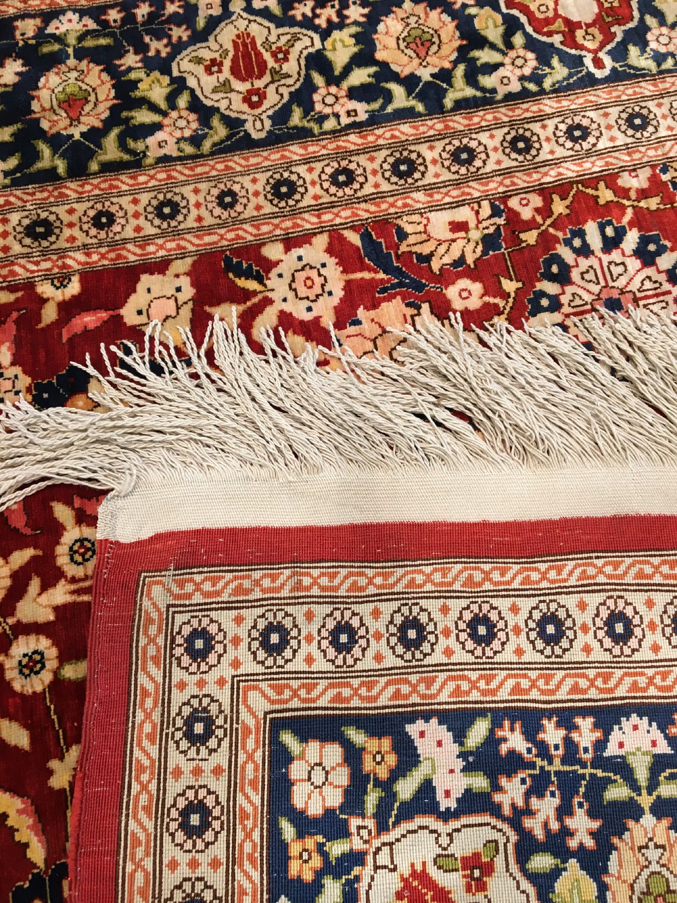 Detail f: Feiner Seiden Hereke alt (Signiert), Türkei, um 1960, reine Naturseide. Feiner und eleganter Seiden Hereke mit Blüten allover Muster und roten ...