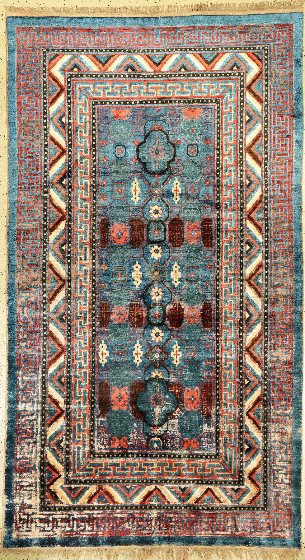 Seltener früher Seiden Kansu antik, Westchina, frühes 19.Jhd., reine Wildseide geknüpft auf Baumwolle. Dieser rare himmelblaue Seiden Kansu zeigt ...