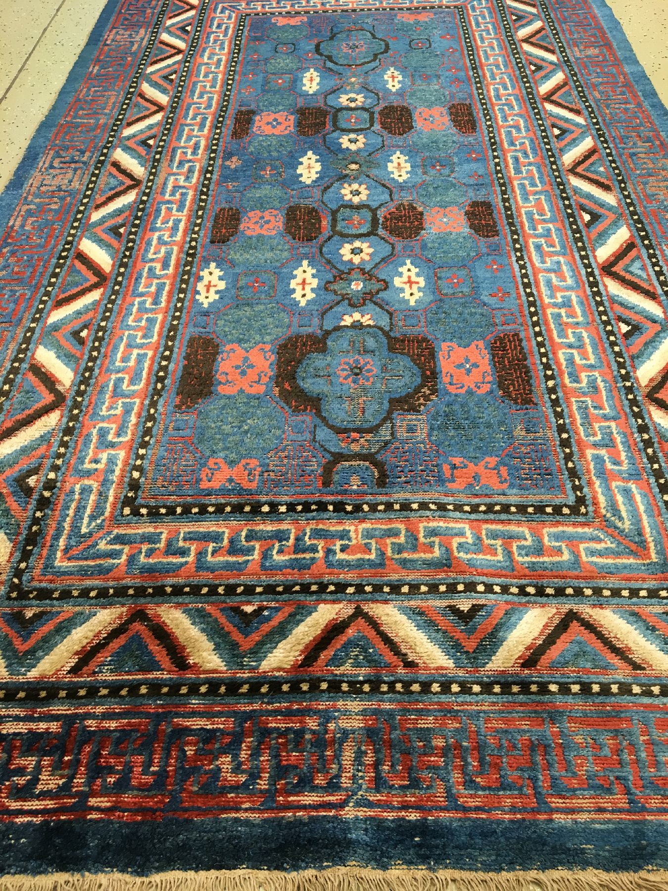 Detail a: Seltener früher Seiden Kansu antik, Westchina, frühes 19.Jhd., reine Wildseide geknüpft auf Baumwolle. Dieser rare himmelblaue Seiden Kansu zeigt ...