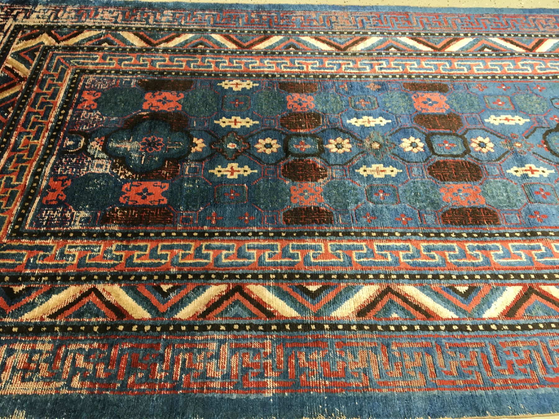 Detail b: Seltener früher Seiden Kansu antik, Westchina, frühes 19.Jhd., reine Wildseide geknüpft auf Baumwolle. Dieser rare himmelblaue Seiden Kansu zeigt ...
