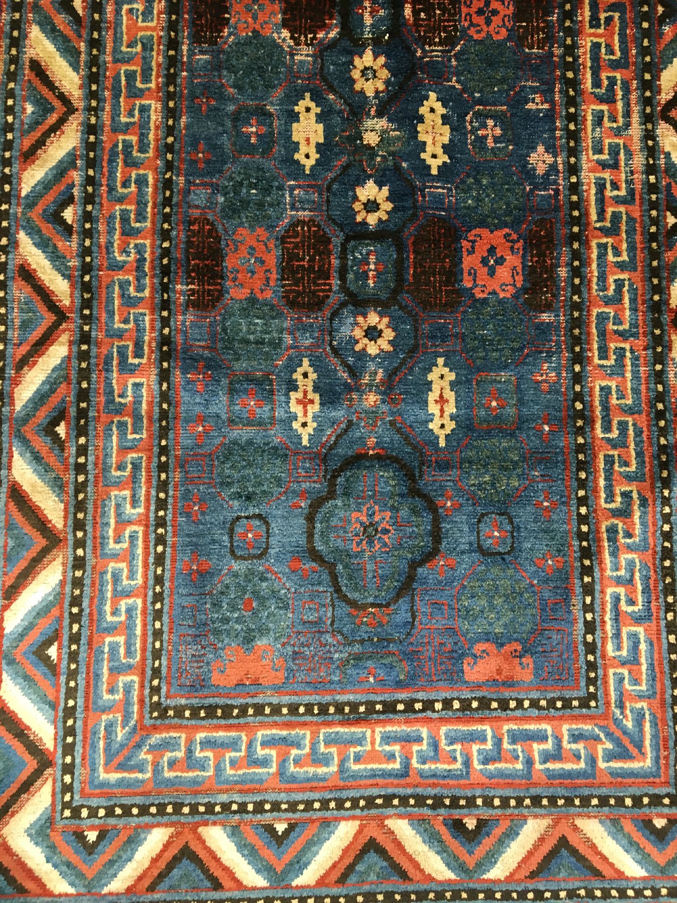 Detail c: Seltener früher Seiden Kansu antik, Westchina, frühes 19.Jhd., reine Wildseide geknüpft auf Baumwolle. Dieser rare himmelblaue Seiden Kansu zeigt ...