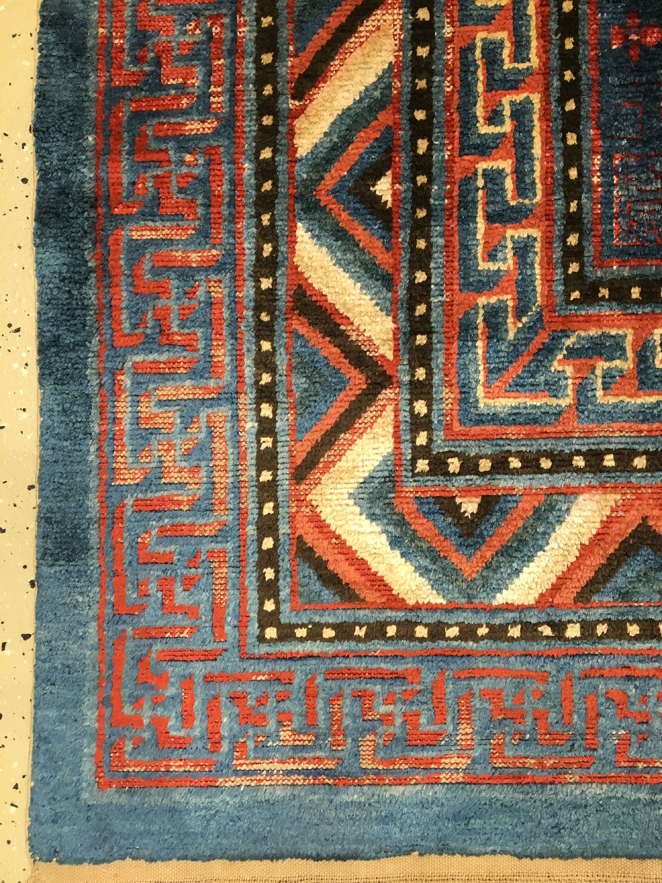 Detail e: Seltener früher Seiden Kansu antik, Westchina, frühes 19.Jhd., reine Wildseide geknüpft auf Baumwolle. Dieser rare himmelblaue Seiden Kansu zeigt ...