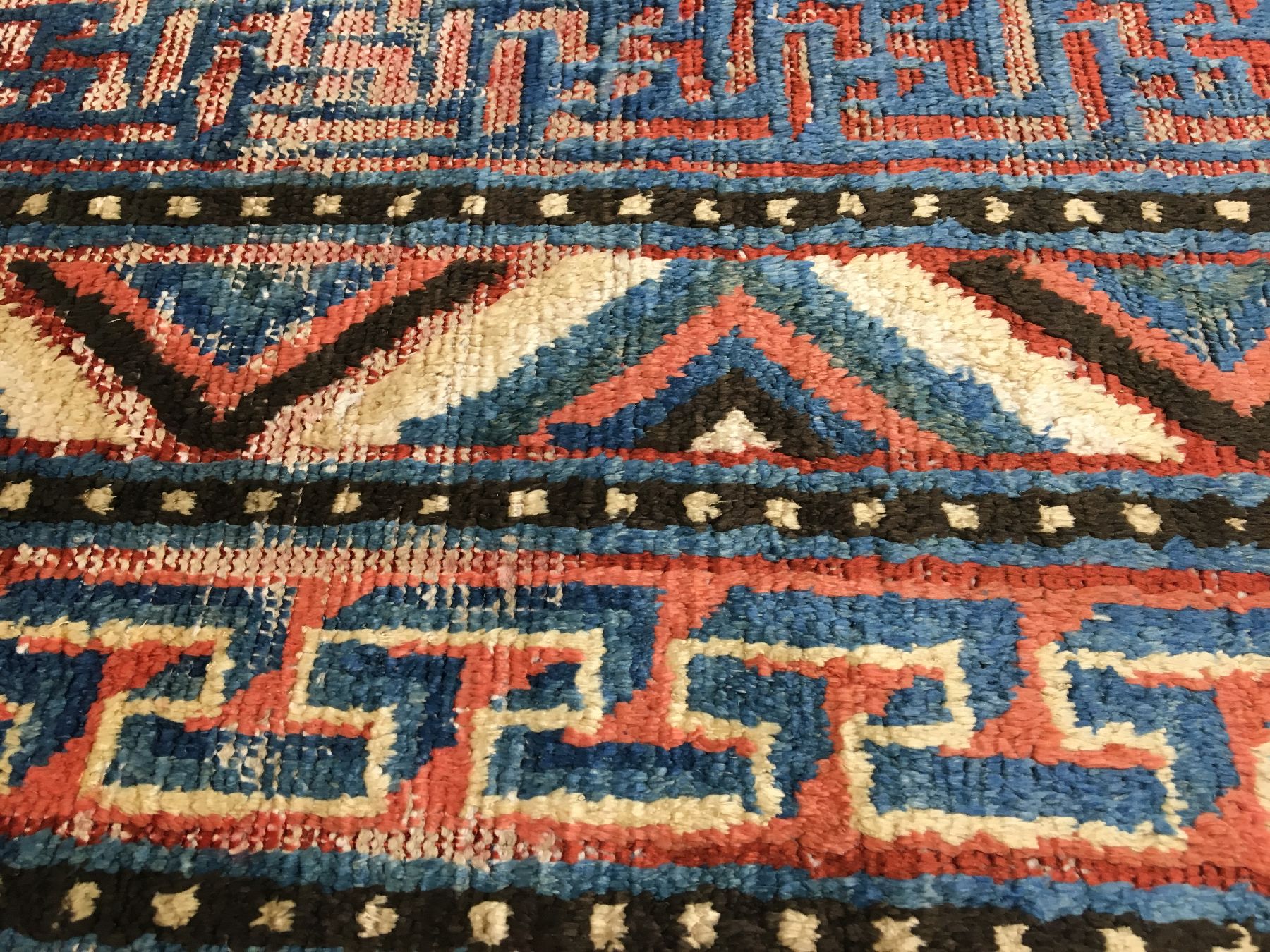 Detail f: Seltener früher Seiden Kansu antik, Westchina, frühes 19.Jhd., reine Wildseide geknüpft auf Baumwolle. Dieser rare himmelblaue Seiden Kansu zeigt ...