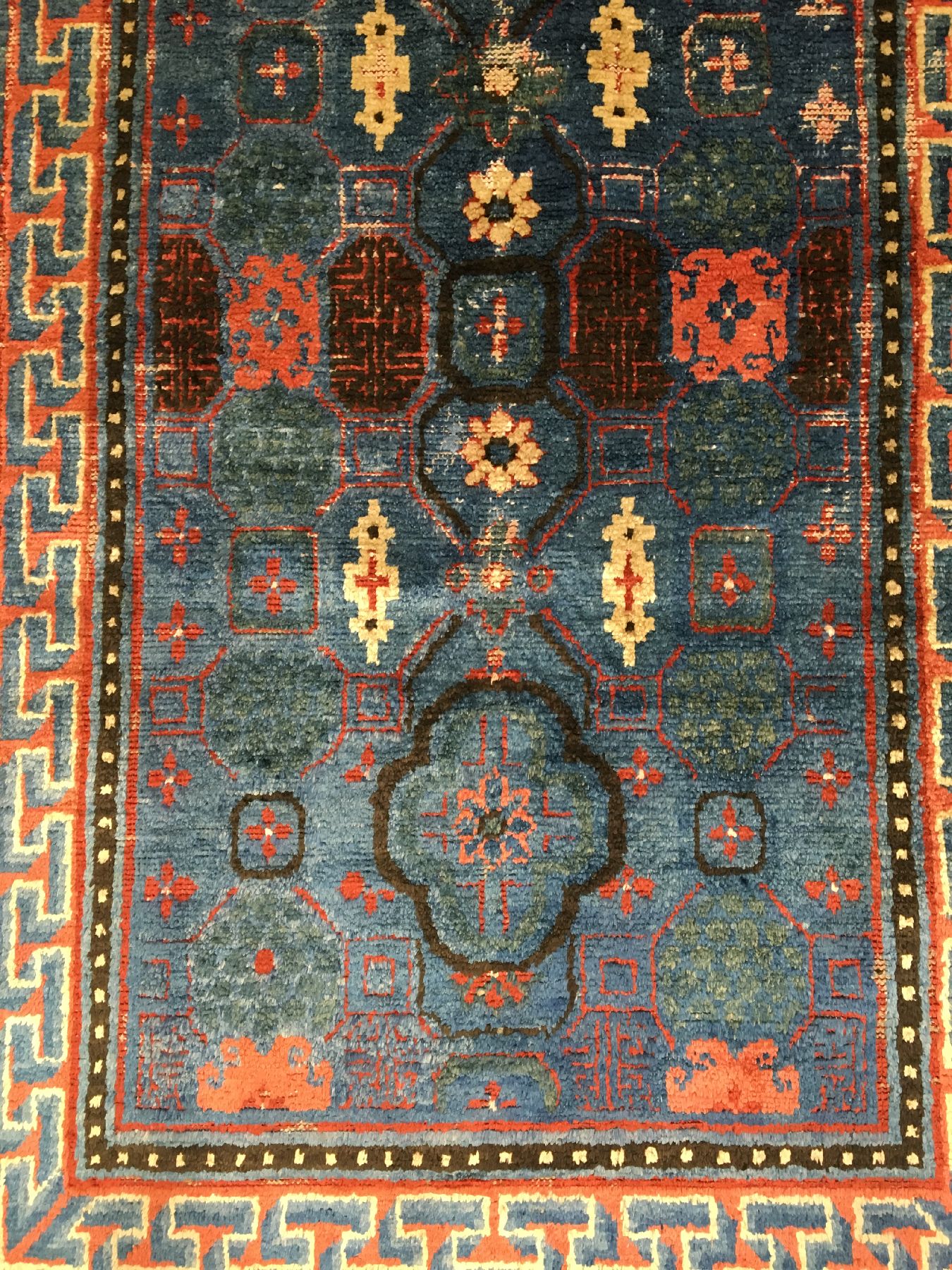 Detail g: Seltener früher Seiden Kansu antik, Westchina, frühes 19.Jhd., reine Wildseide geknüpft auf Baumwolle. Dieser rare himmelblaue Seiden Kansu zeigt ...