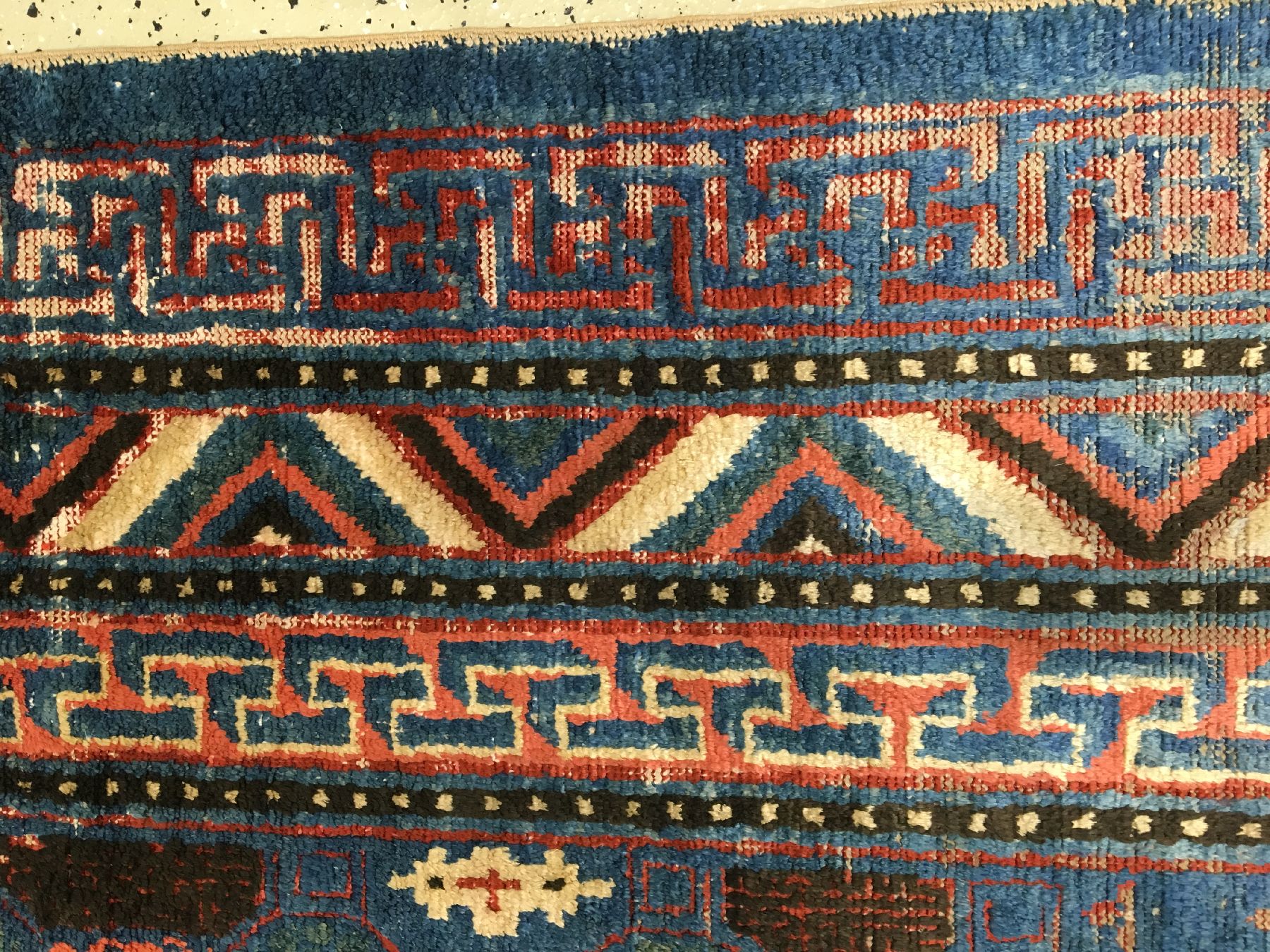 Detail h: Seltener früher Seiden Kansu antik, Westchina, frühes 19.Jhd., reine Wildseide geknüpft auf Baumwolle. Dieser rare himmelblaue Seiden Kansu zeigt ...