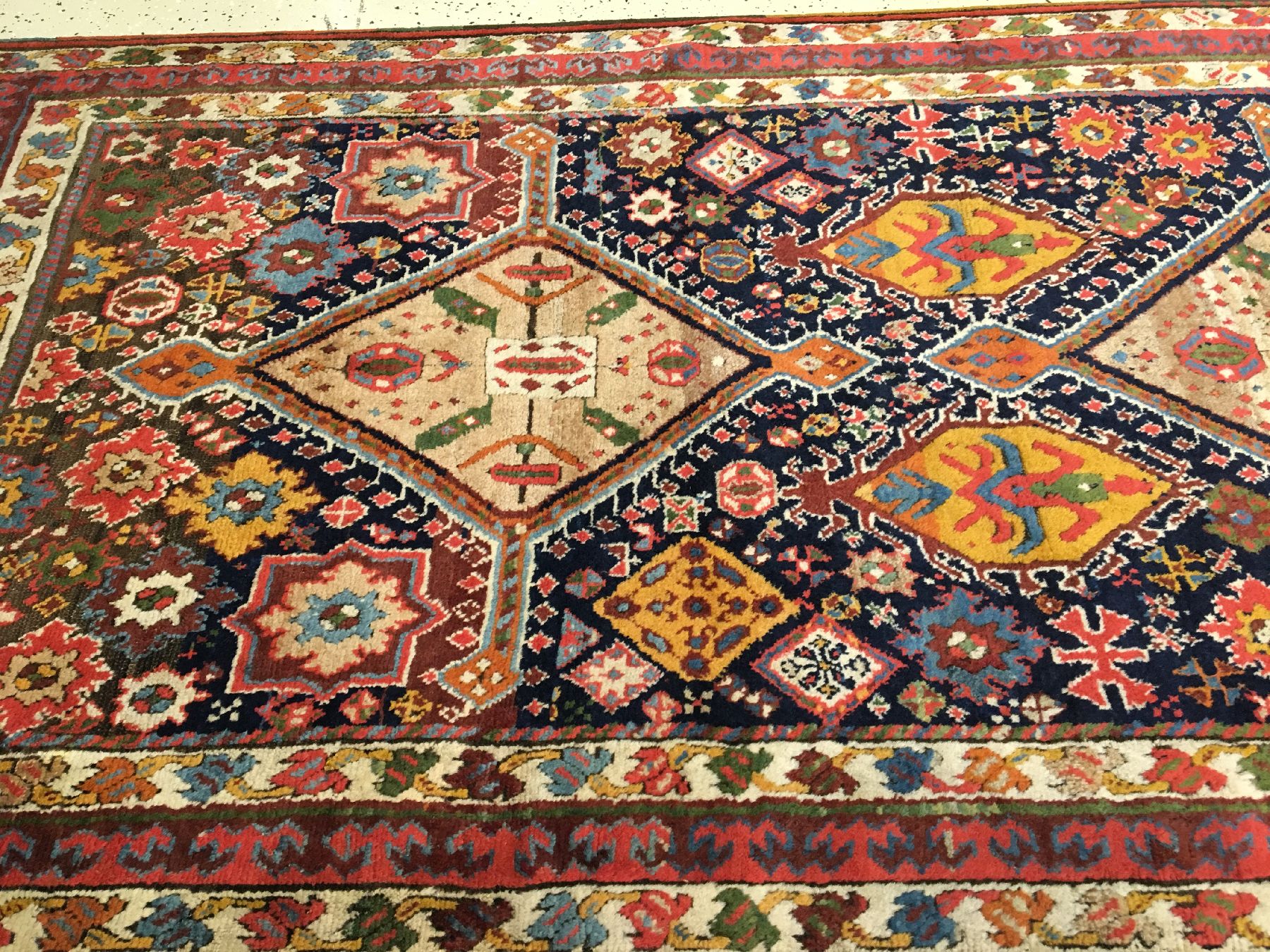 Detail a: Seltener Sautschbulag antik, Nordwestpersien Azerbaijan, 19.Jhd., Wolle mit naturbelassener Kamelwolle geknüpft auf Wolle. Diese feine kurdische ...