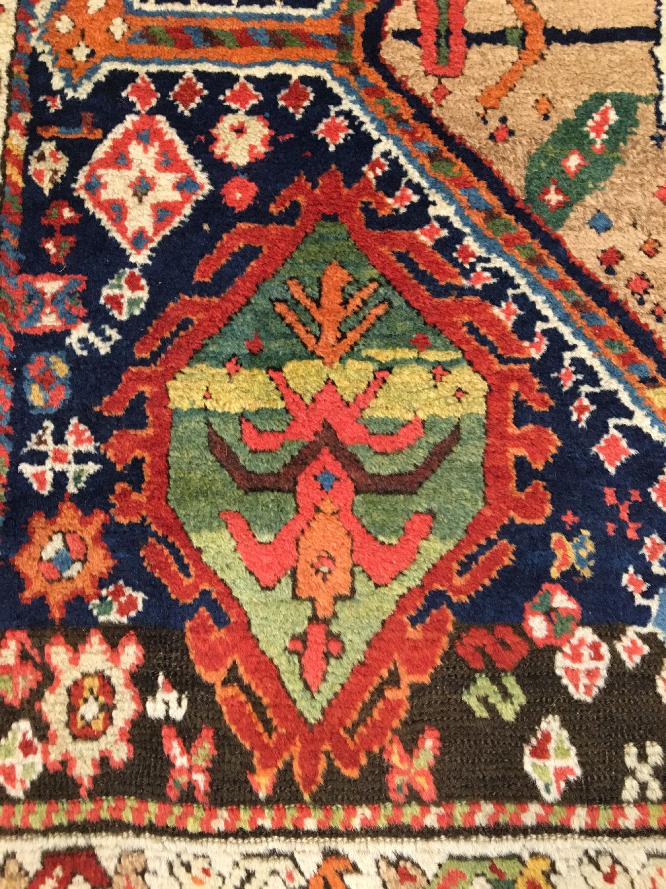 Detail c: Seltener Sautschbulag antik, Nordwestpersien Azerbaijan, 19.Jhd., Wolle mit naturbelassener Kamelwolle geknüpft auf Wolle. Diese feine kurdische ...