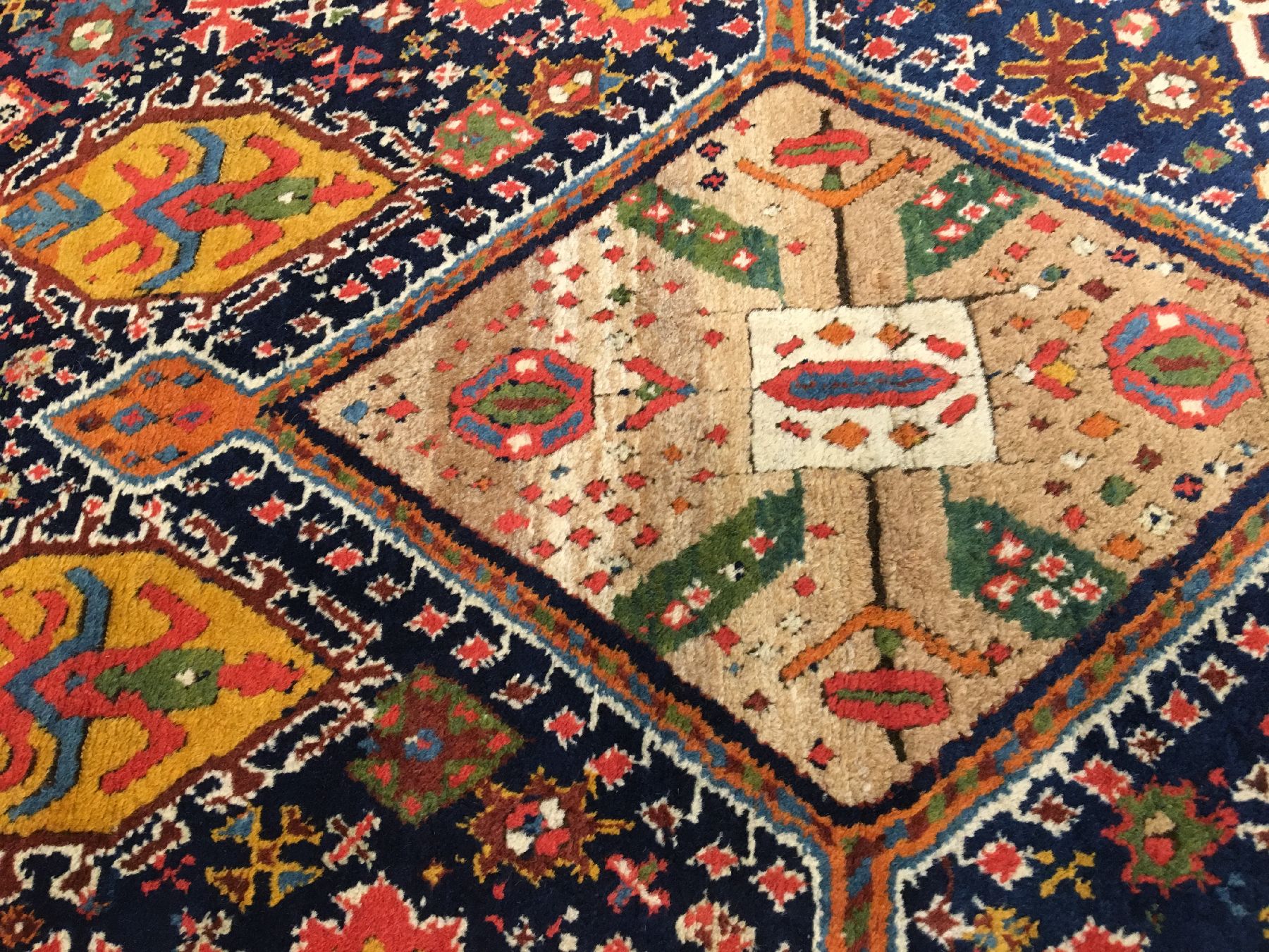 Detail d: Seltener Sautschbulag antik, Nordwestpersien Azerbaijan, 19.Jhd., Wolle mit naturbelassener Kamelwolle geknüpft auf Wolle. Diese feine kurdische ...