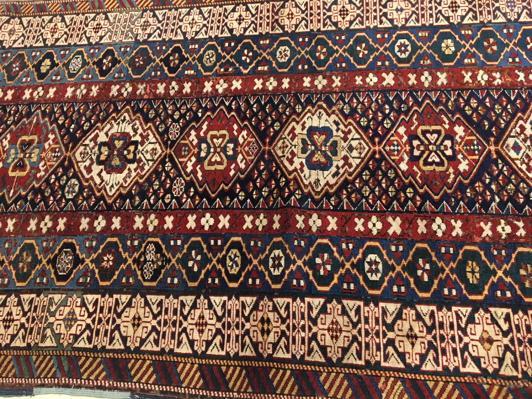 Detail b: Feiner Kuba Schirwan antik, Ostkaukasus, 19.Jhd., Wolle geknüpft auf Wolle. Feiner Schirwan aus der Kuba-Region mit charakteristischer Kufi ...
