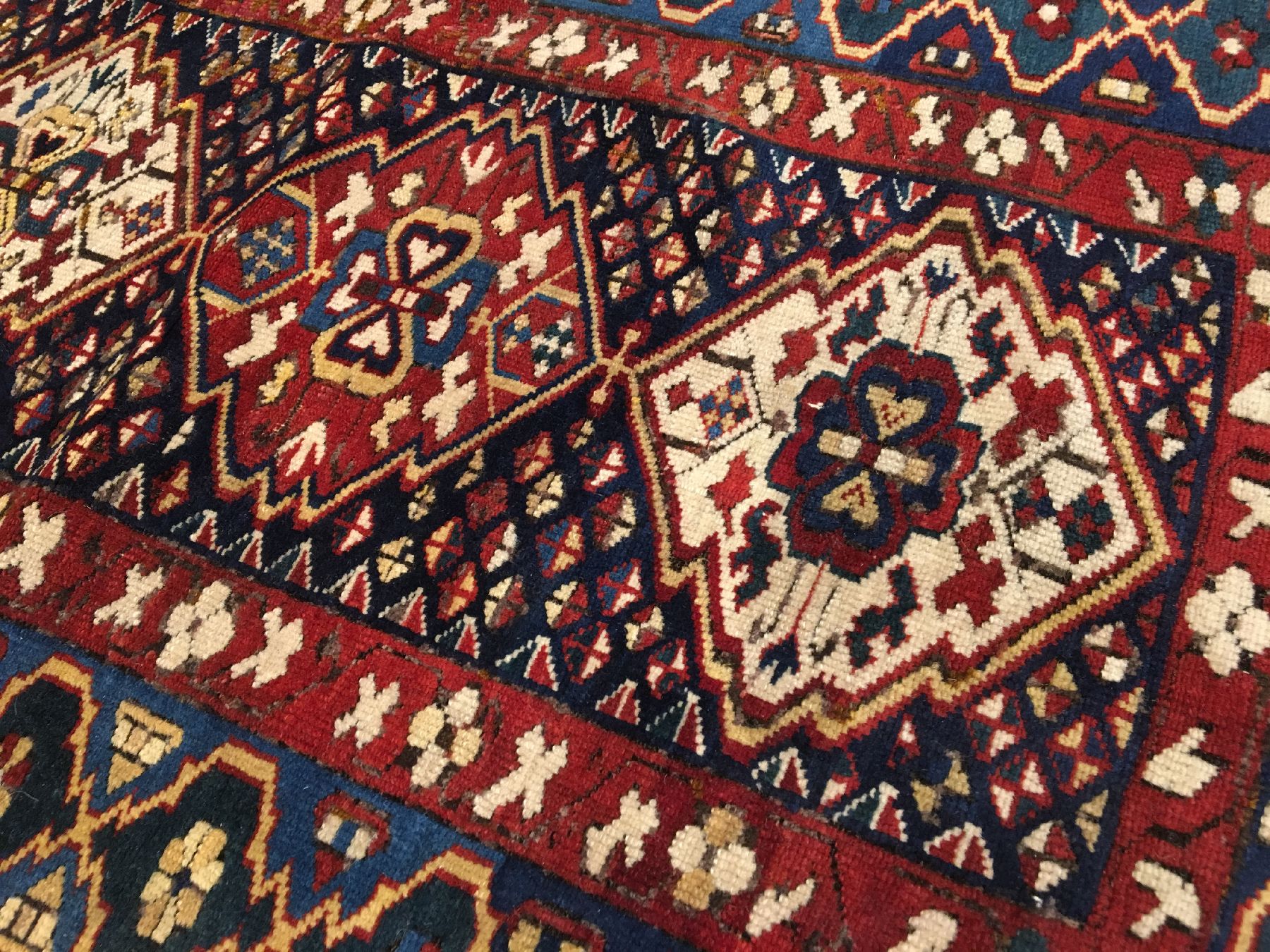 Detail c: Feiner Kuba Schirwan antik, Ostkaukasus, 19.Jhd., Wolle geknüpft auf Wolle. Feiner Schirwan aus der Kuba-Region mit charakteristischer Kufi ...