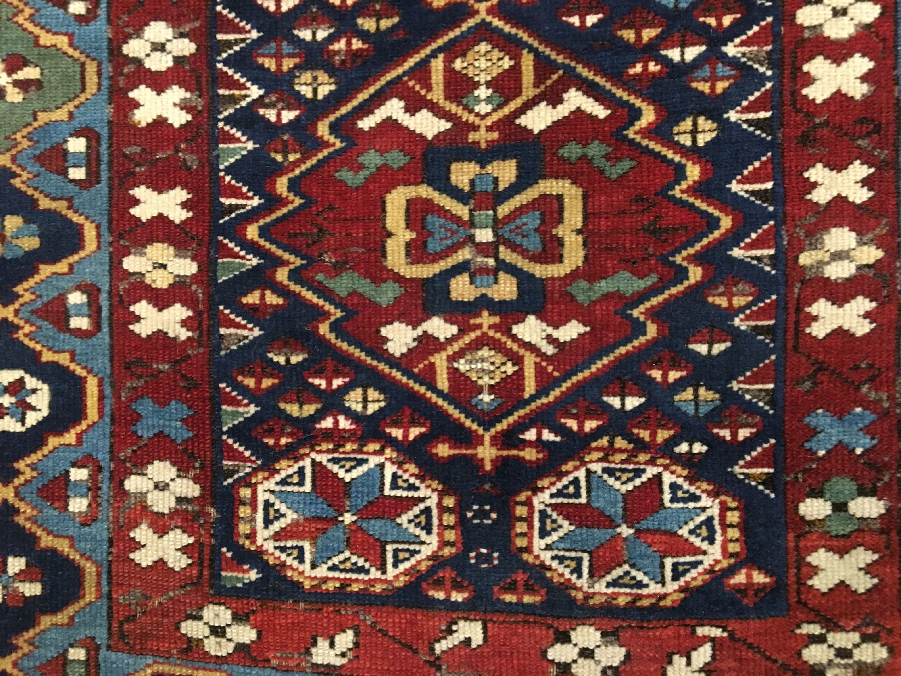 Detail d: Feiner Kuba Schirwan antik, Ostkaukasus, 19.Jhd., Wolle geknüpft auf Wolle. Feiner Schirwan aus der Kuba-Region mit charakteristischer Kufi ...