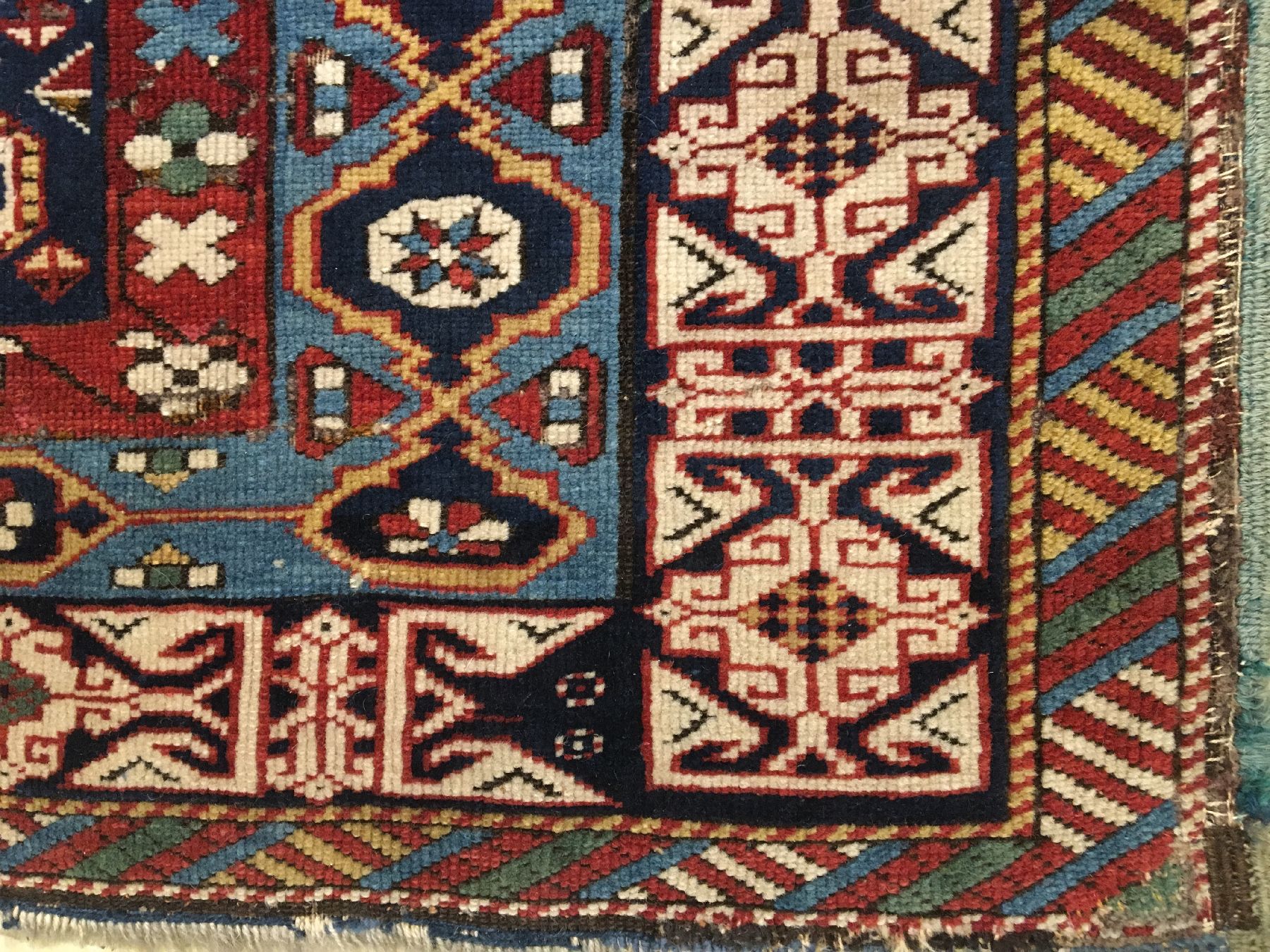 Detail e: Feiner Kuba Schirwan antik, Ostkaukasus, 19.Jhd., Wolle geknüpft auf Wolle. Feiner Schirwan aus der Kuba-Region mit charakteristischer Kufi ...