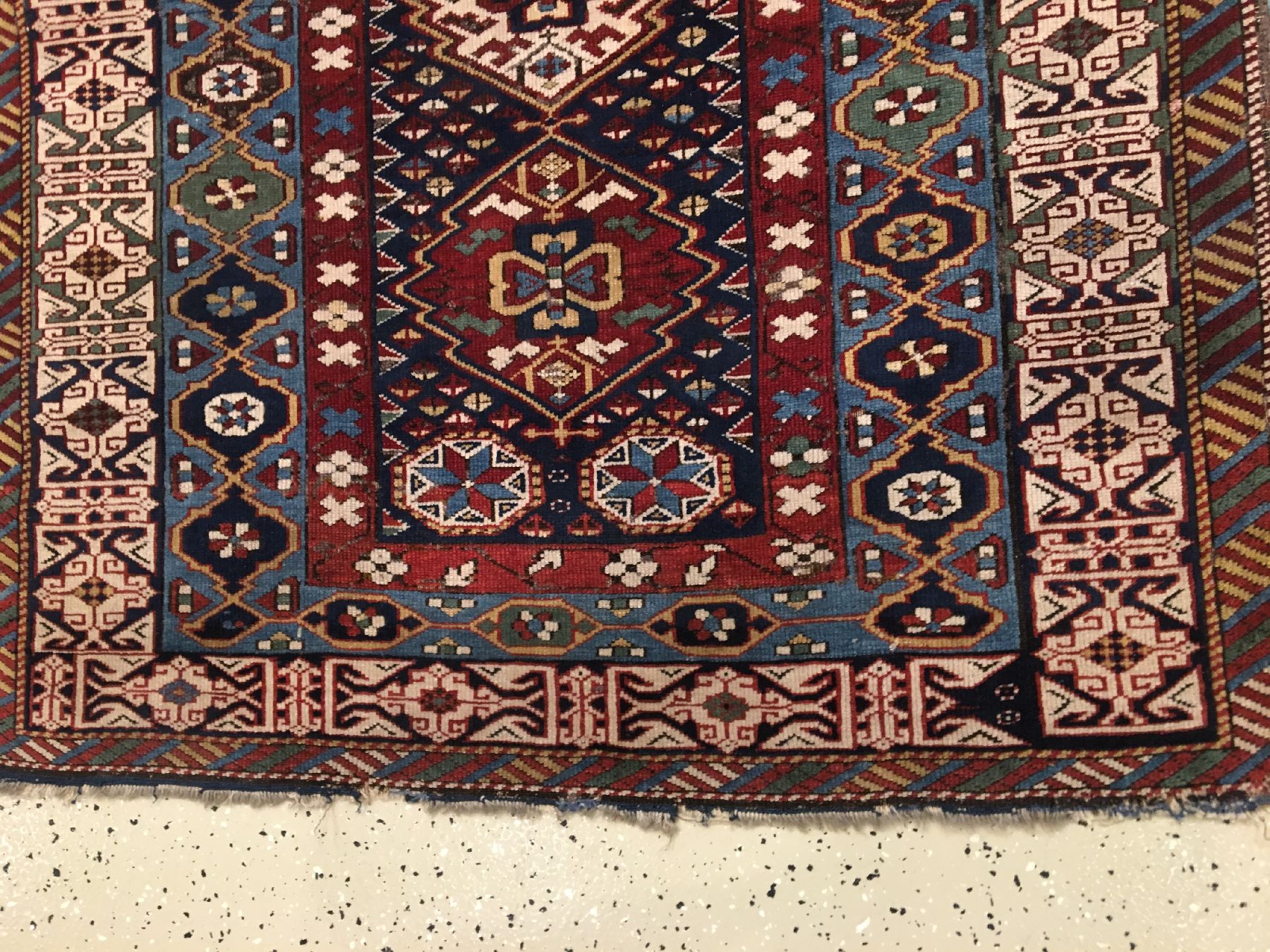 Detail f: Feiner Kuba Schirwan antik, Ostkaukasus, 19.Jhd., Wolle geknüpft auf Wolle. Feiner Schirwan aus der Kuba-Region mit charakteristischer Kufi ...