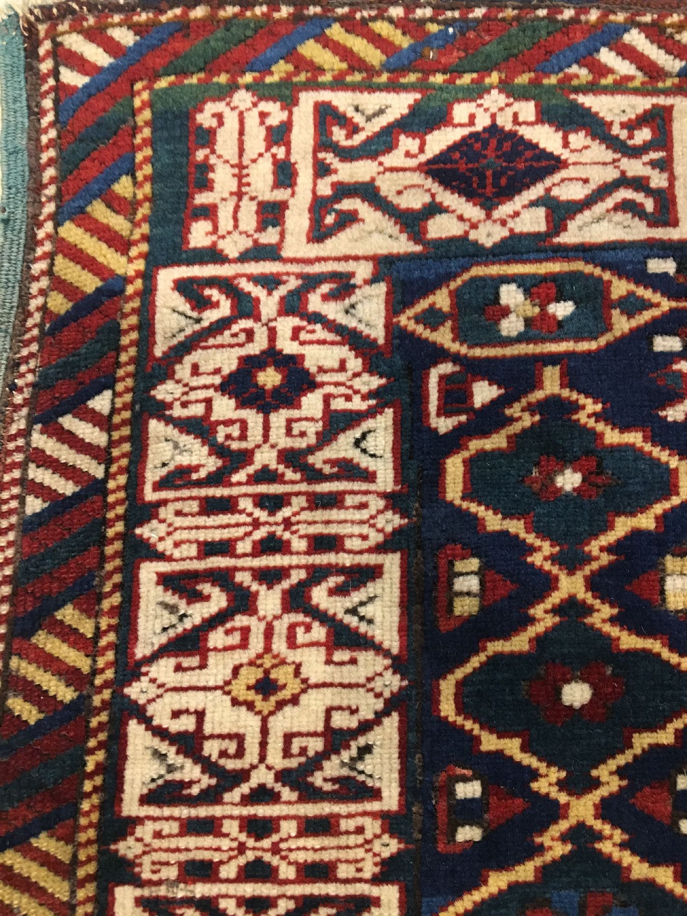 Detail g: Feiner Kuba Schirwan antik, Ostkaukasus, 19.Jhd., Wolle geknüpft auf Wolle. Feiner Schirwan aus der Kuba-Region mit charakteristischer Kufi ...