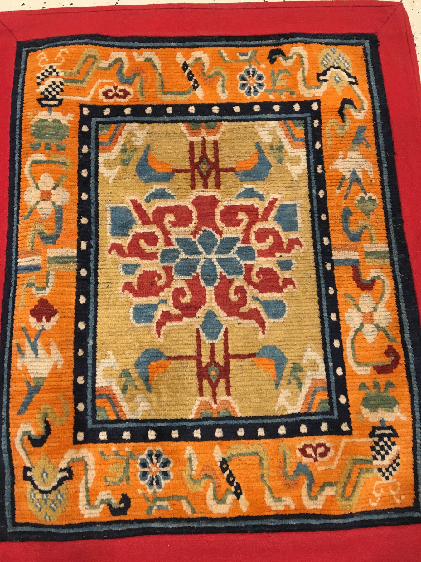 Detail a: Gelber Schigatse "Goyul" alt (Lotus), Südtibet, um 1920, Wolle auf Wolle. Dekorativer Goyul mit Lotus-Blüte auf gelben Grund, ca. 83 x ...