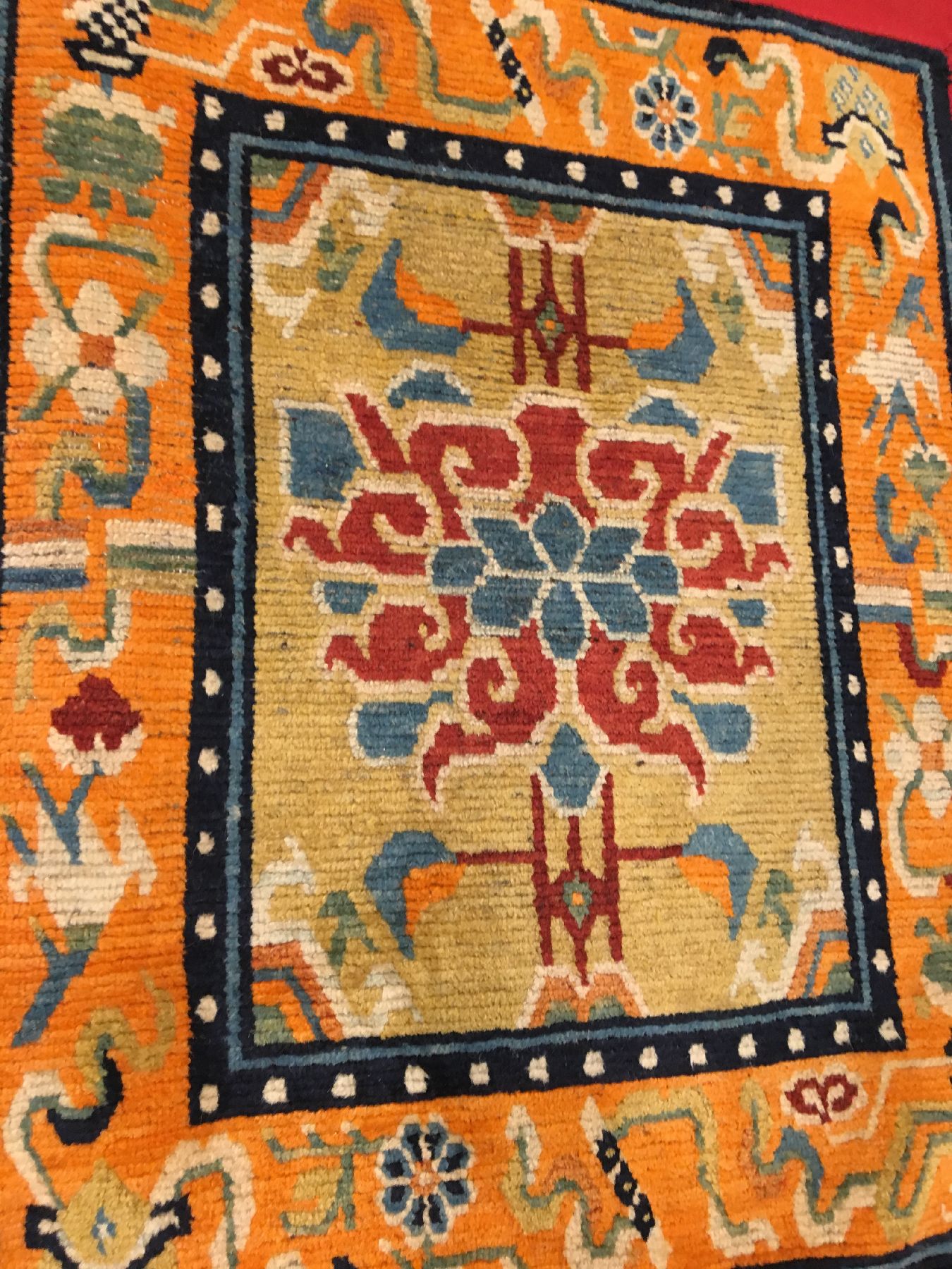 Detail b: Gelber Schigatse "Goyul" alt (Lotus), Südtibet, um 1920, Wolle auf Wolle. Dekorativer Goyul mit Lotus-Blüte auf gelben Grund, ca. 83 x ...