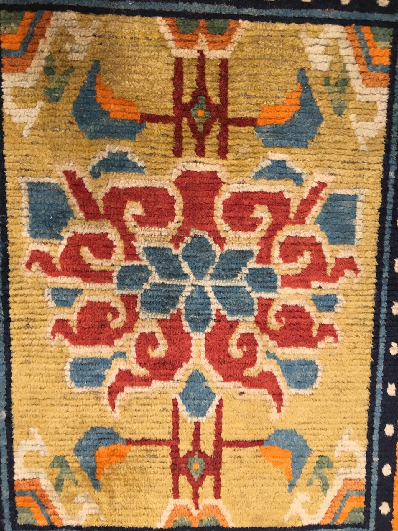 Detail c: Gelber Schigatse "Goyul" alt (Lotus), Südtibet, um 1920, Wolle auf Wolle. Dekorativer Goyul mit Lotus-Blüte auf gelben Grund, ca. 83 x ...
