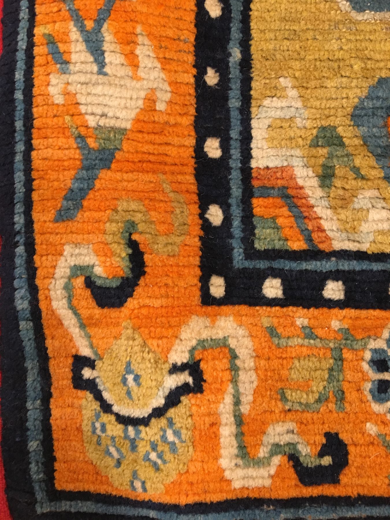 Detail d: Gelber Schigatse "Goyul" alt (Lotus), Südtibet, um 1920, Wolle auf Wolle. Dekorativer Goyul mit Lotus-Blüte auf gelben Grund, ca. 83 x ...