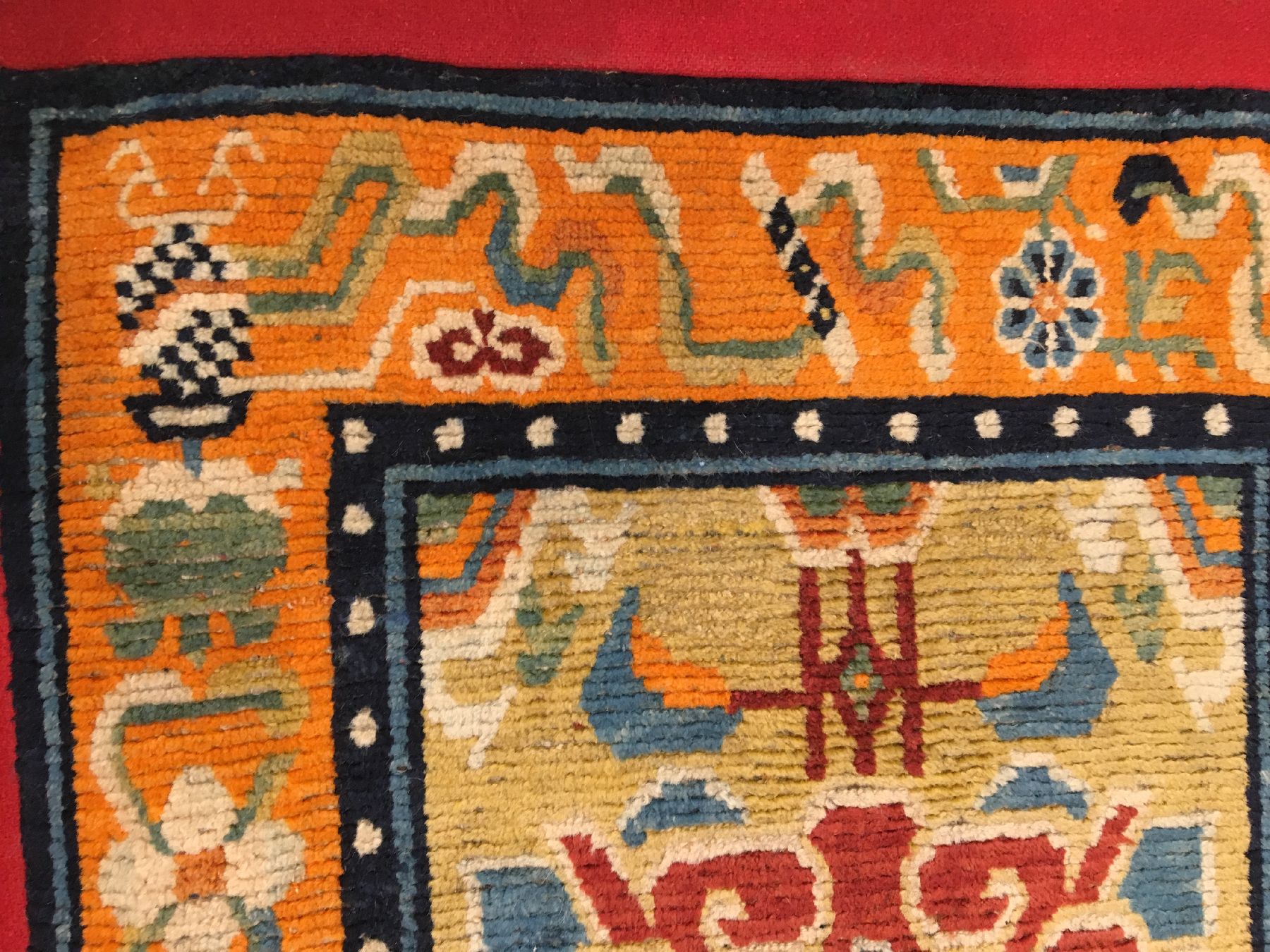Detail e: Gelber Schigatse "Goyul" alt (Lotus), Südtibet, um 1920, Wolle auf Wolle. Dekorativer Goyul mit Lotus-Blüte auf gelben Grund, ca. 83 x ...