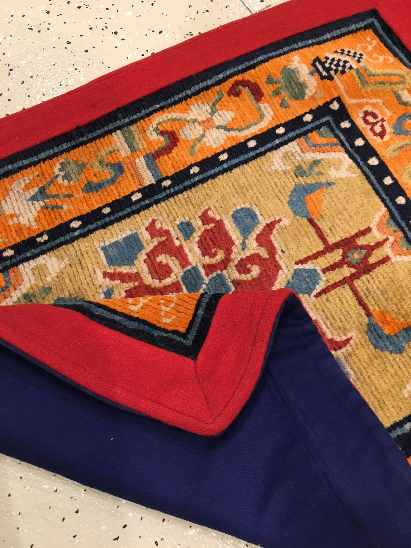 Detail f: Gelber Schigatse "Goyul" alt (Lotus), Südtibet, um 1920, Wolle auf Wolle. Dekorativer Goyul mit Lotus-Blüte auf gelben Grund, ca. 83 x ...