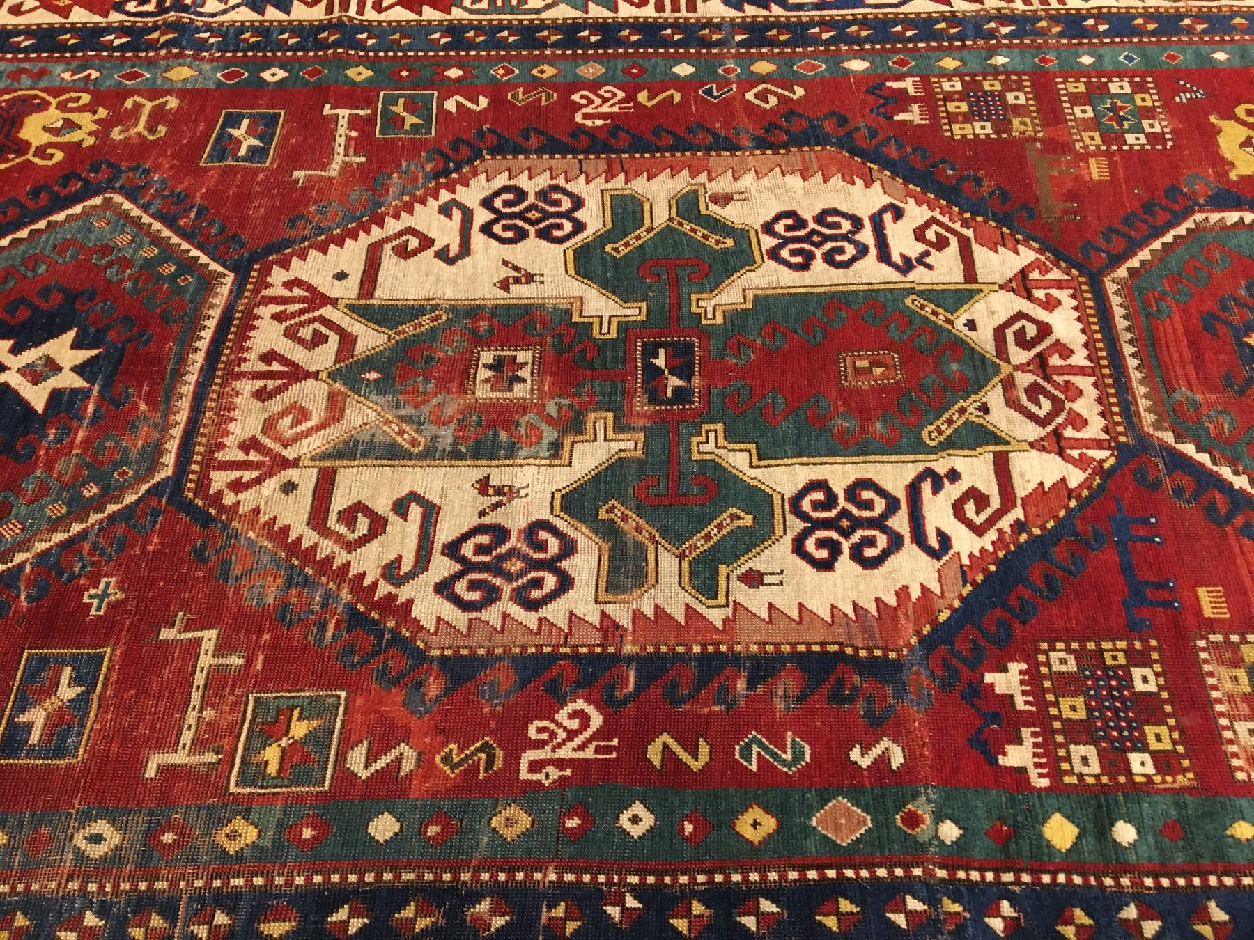 Detail b: Lori Pambak Kasak antik, Südwestkaukasus, 19.Jhd., Wolle geknüpft auf Wolle. Früher Lori Pambak Kasak mit klassischen und charakteristischen ...