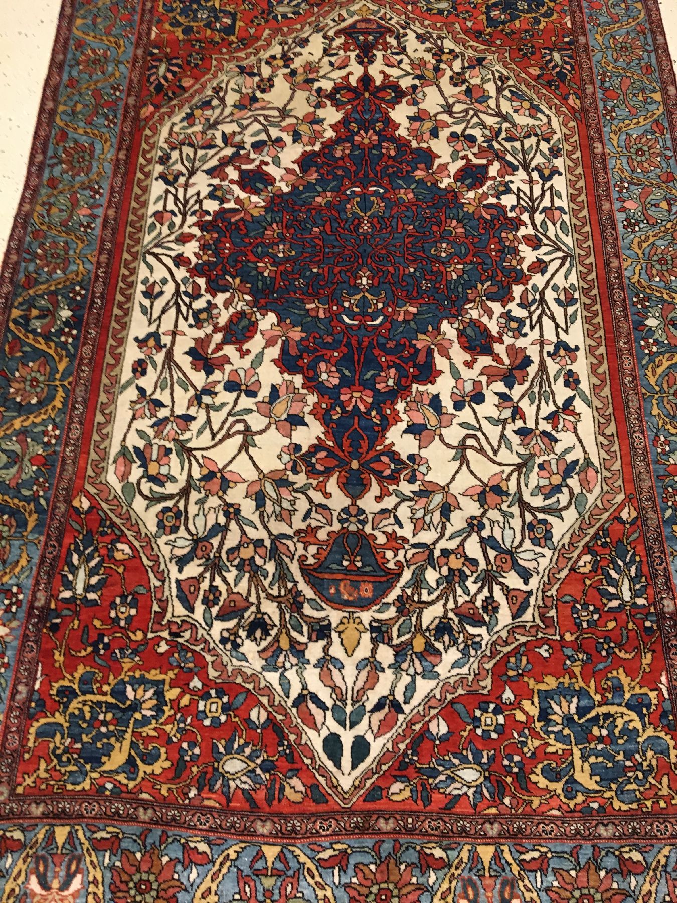 Detail a: Feiner weißgrundiger Farahan antik, Westpersien, Ende 19.Jhd., Korkwolle geknüpft auf Baumwolle. Fein geknüpfter Farahan mit sehr eleganten ...