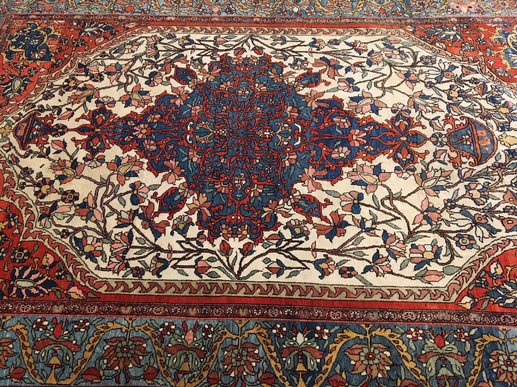 Detail b: Feiner weißgrundiger Farahan antik, Westpersien, Ende 19.Jhd., Korkwolle geknüpft auf Baumwolle. Fein geknüpfter Farahan mit sehr eleganten ...