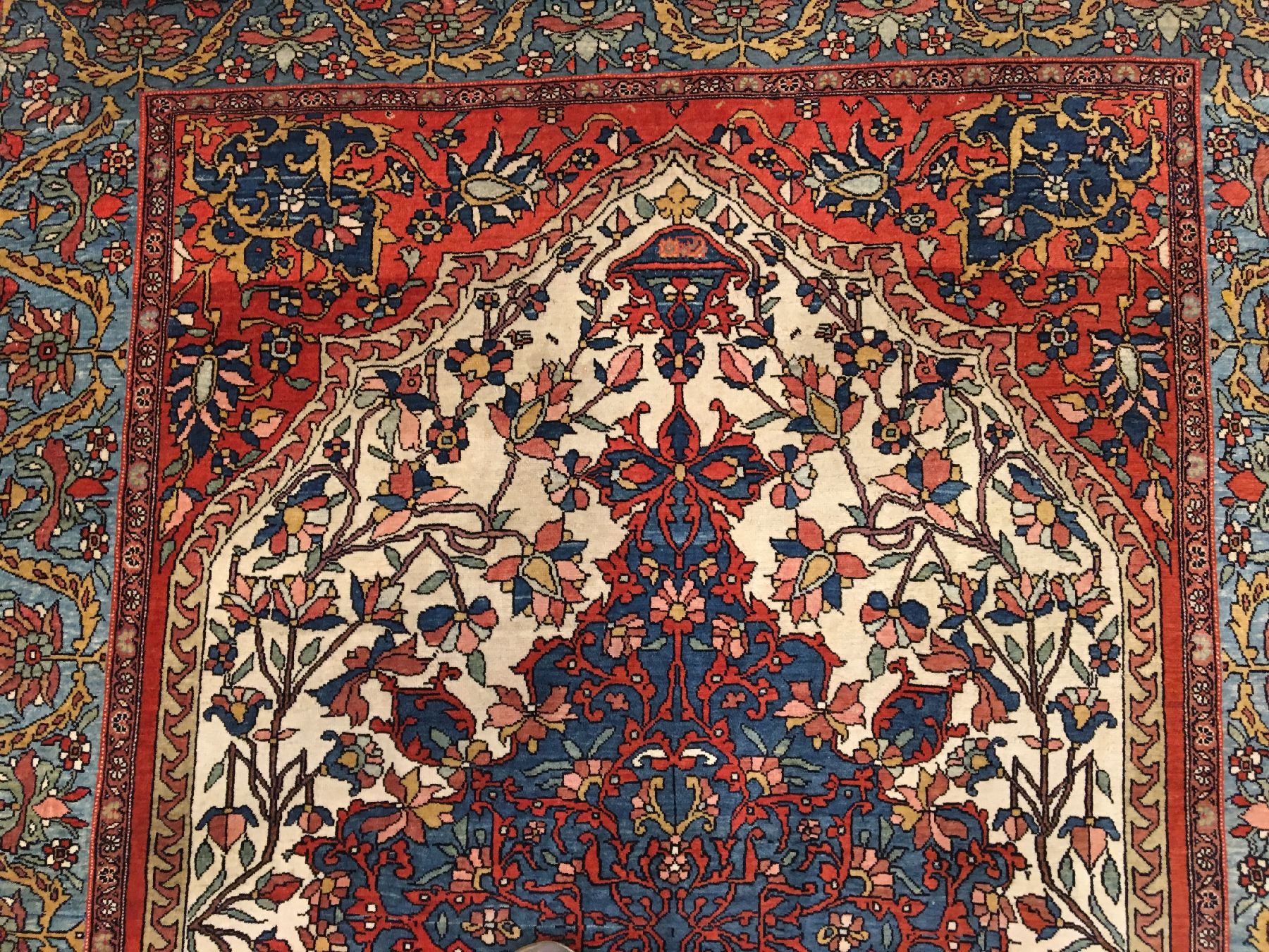 Detail c: Feiner weißgrundiger Farahan antik, Westpersien, Ende 19.Jhd., Korkwolle geknüpft auf Baumwolle. Fein geknüpfter Farahan mit sehr eleganten ...