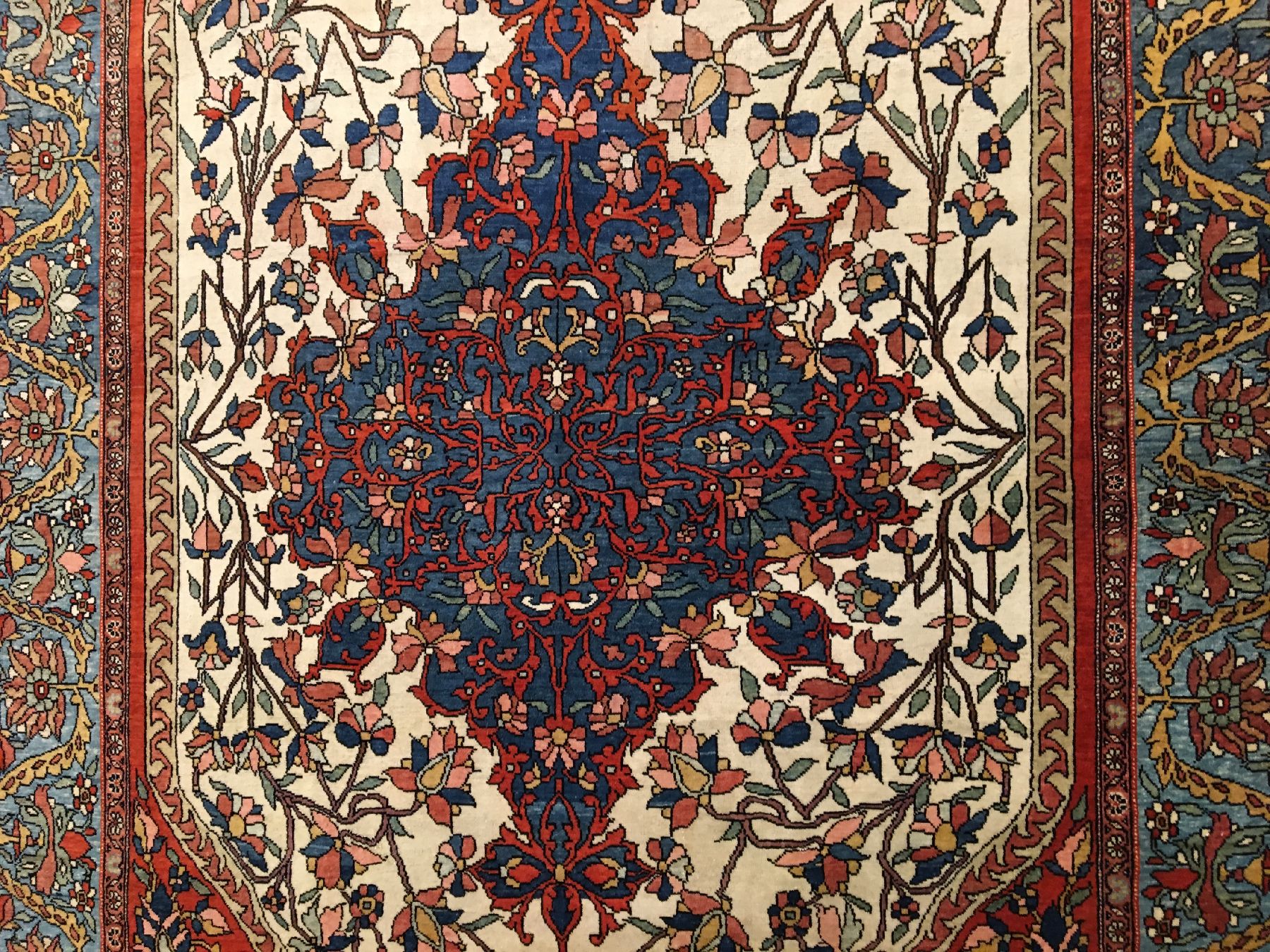 Detail d: Feiner weißgrundiger Farahan antik, Westpersien, Ende 19.Jhd., Korkwolle geknüpft auf Baumwolle. Fein geknüpfter Farahan mit sehr eleganten ...