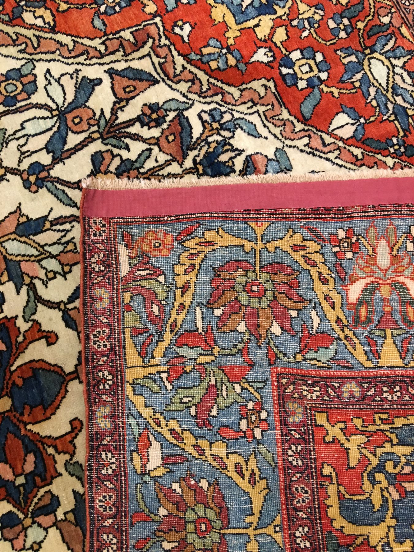 Detail i: Feiner weißgrundiger Farahan antik, Westpersien, Ende 19.Jhd., Korkwolle geknüpft auf Baumwolle. Fein geknüpfter Farahan mit sehr eleganten ...