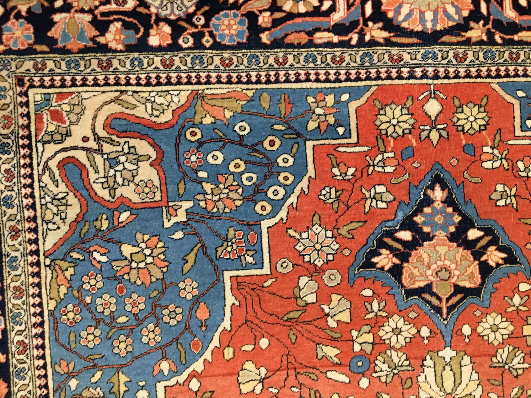 Detail e: Feiner Keschan "Mohtascham" antik, Zentralpersien, 19.Jhd., Korkwolle mit original violetten Seiden-Schirasis geknüpft auf Baumwolle. ...