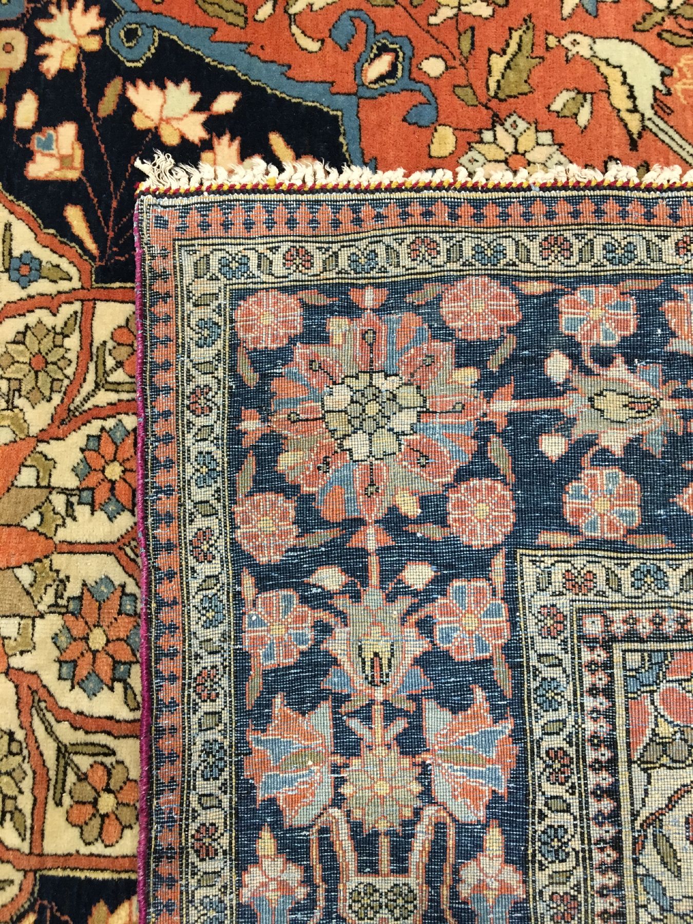 Detail h: Feiner Keschan "Mohtascham" antik, Zentralpersien, 19.Jhd., Korkwolle mit original violetten Seiden-Schirasis geknüpft auf Baumwolle. ...