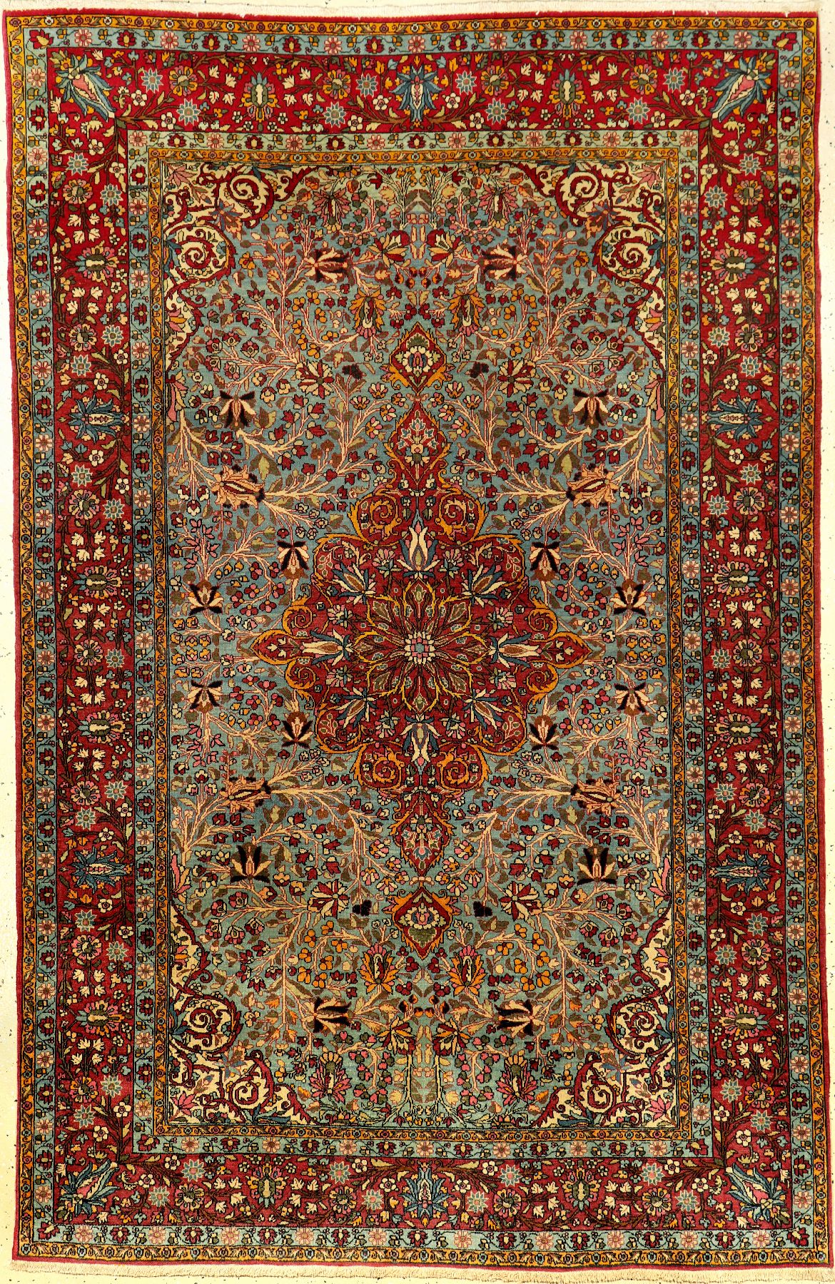 Feiner himmelblauer Teheran antik, Zentralpersien, um 1900, Korkwolle geknüpft auf Baumwolle. Ein kunstvolles Teheran Medaillon belegt edel den ...