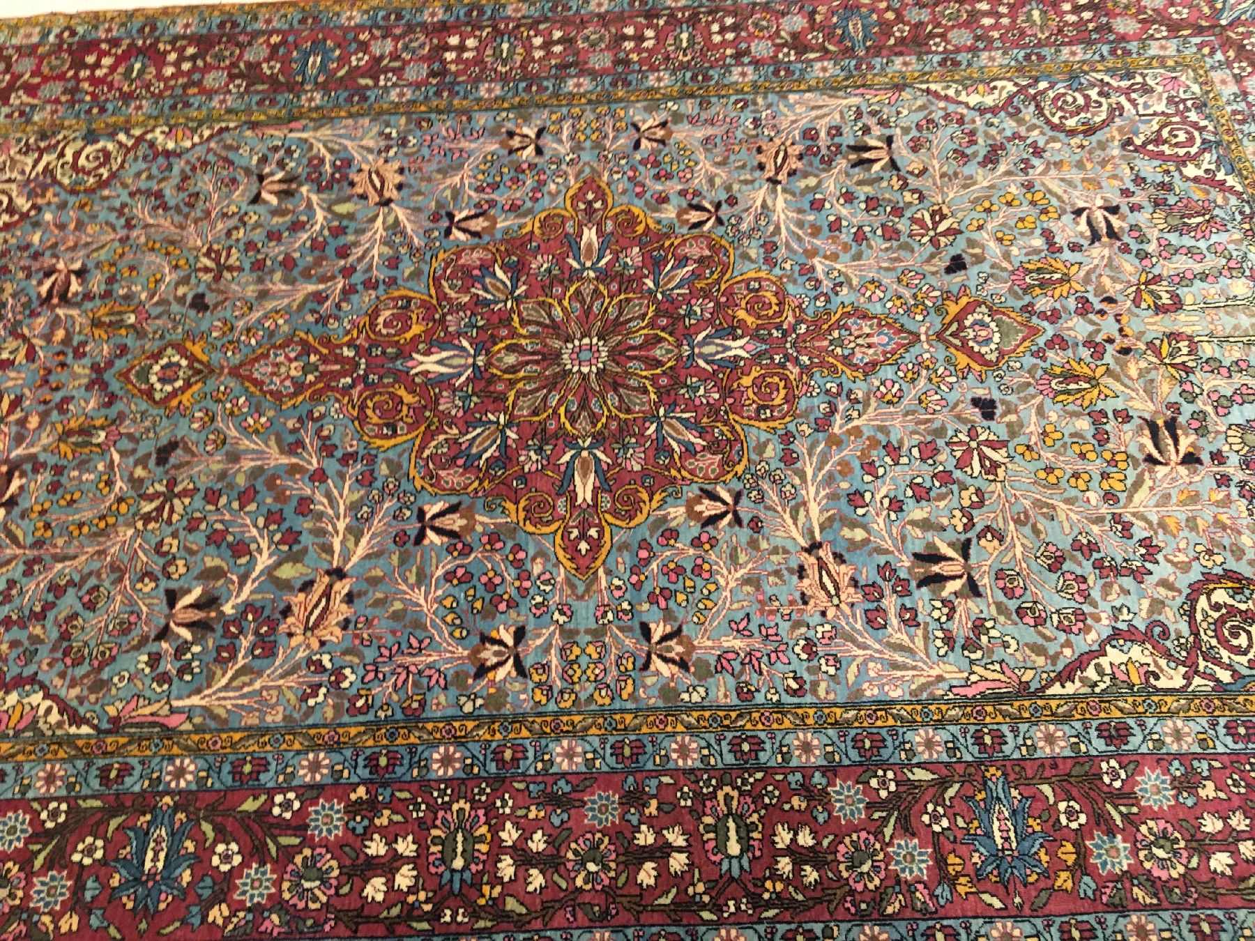 Detail b: Feiner himmelblauer Teheran antik, Zentralpersien, um 1900, Korkwolle geknüpft auf Baumwolle. Ein kunstvolles Teheran Medaillon belegt edel den ...