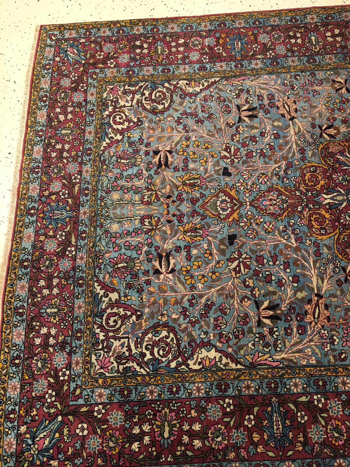 Detail c: Feiner himmelblauer Teheran antik, Zentralpersien, um 1900, Korkwolle geknüpft auf Baumwolle. Ein kunstvolles Teheran Medaillon belegt edel den ...