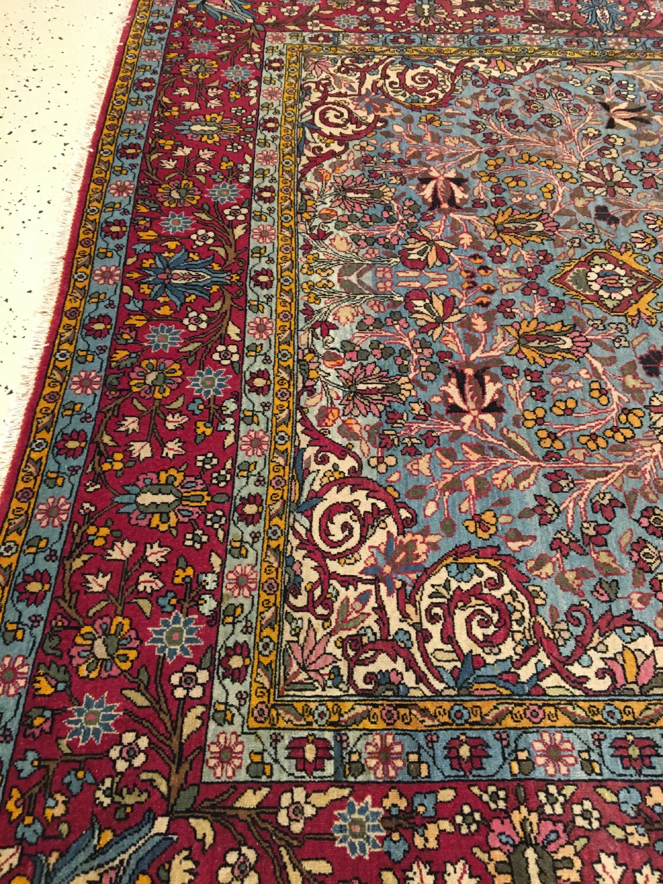 Detail d: Feiner himmelblauer Teheran antik, Zentralpersien, um 1900, Korkwolle geknüpft auf Baumwolle. Ein kunstvolles Teheran Medaillon belegt edel den ...