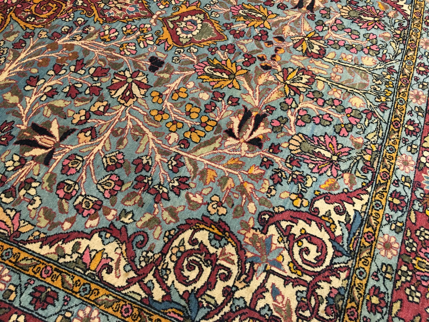 Detail e: Feiner himmelblauer Teheran antik, Zentralpersien, um 1900, Korkwolle geknüpft auf Baumwolle. Ein kunstvolles Teheran Medaillon belegt edel den ...