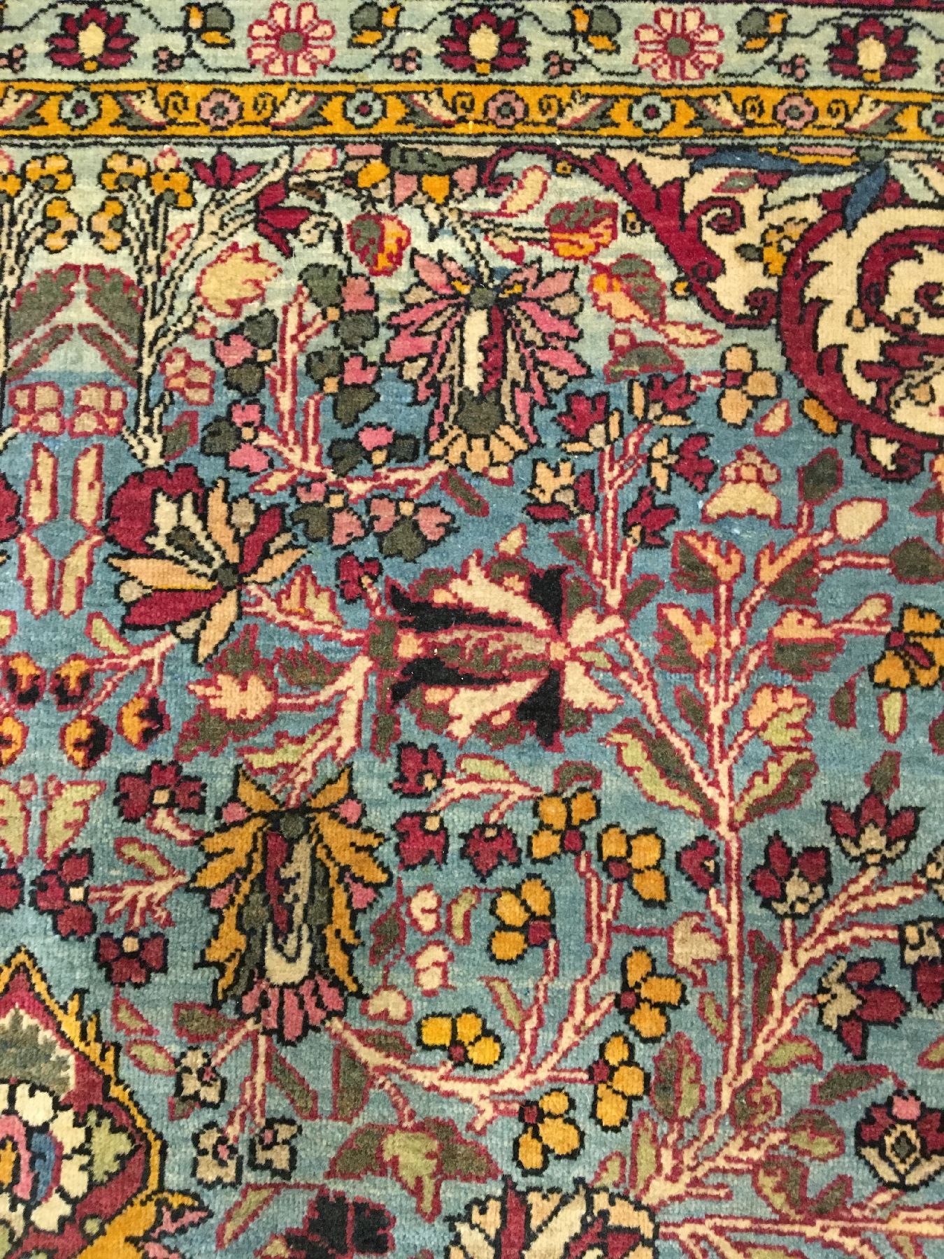 Detail f: Feiner himmelblauer Teheran antik, Zentralpersien, um 1900, Korkwolle geknüpft auf Baumwolle. Ein kunstvolles Teheran Medaillon belegt edel den ...
