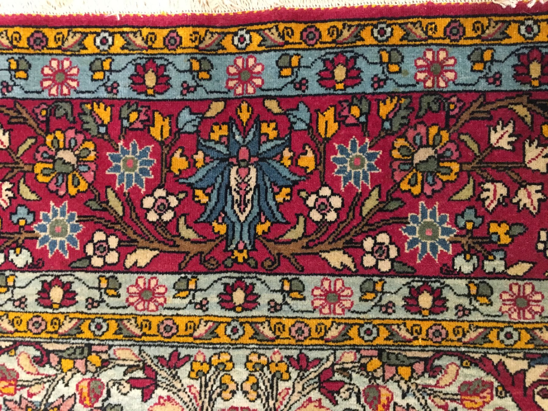 Detail g: Feiner himmelblauer Teheran antik, Zentralpersien, um 1900, Korkwolle geknüpft auf Baumwolle. Ein kunstvolles Teheran Medaillon belegt edel den ...