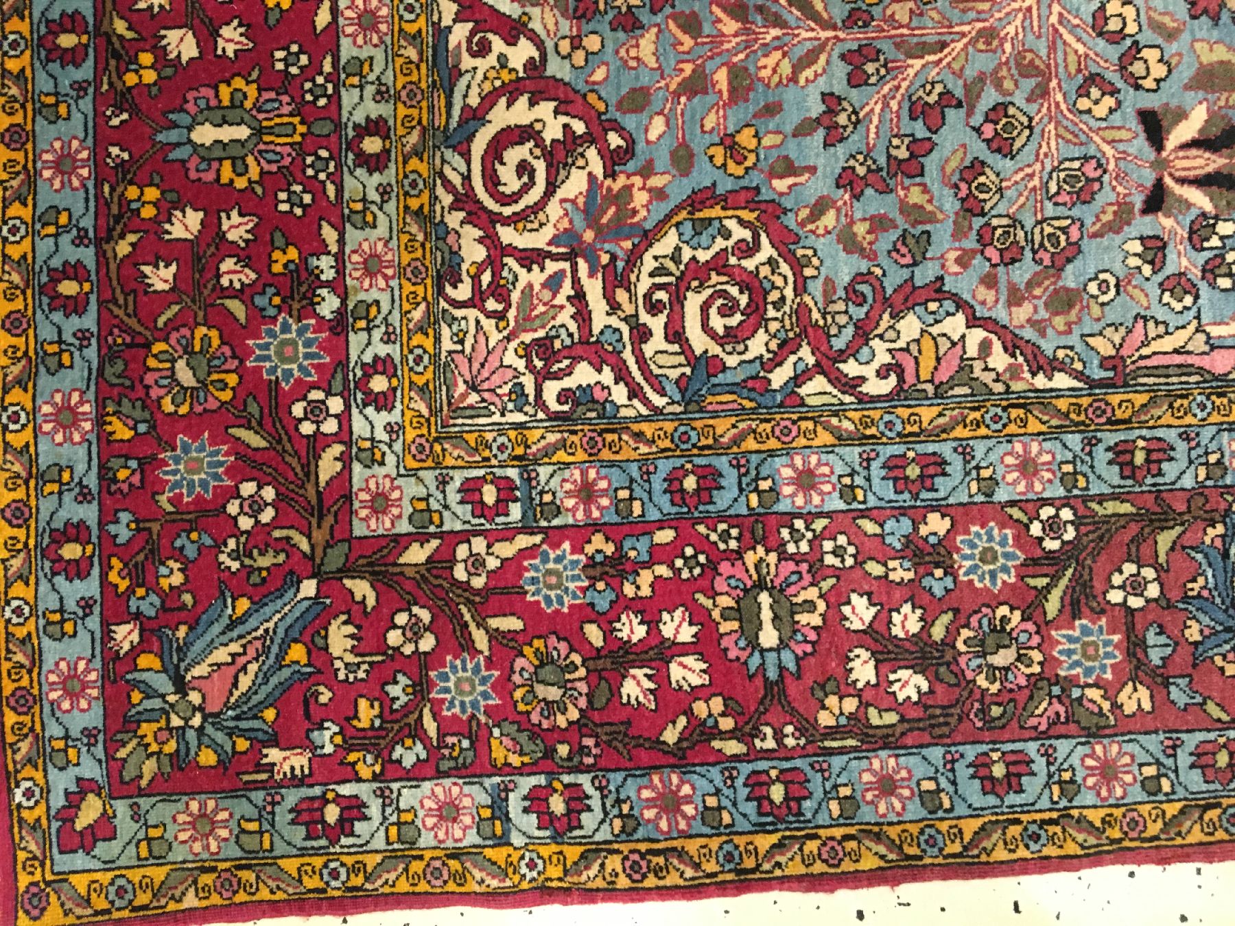Detail h: Feiner himmelblauer Teheran antik, Zentralpersien, um 1900, Korkwolle geknüpft auf Baumwolle. Ein kunstvolles Teheran Medaillon belegt edel den ...