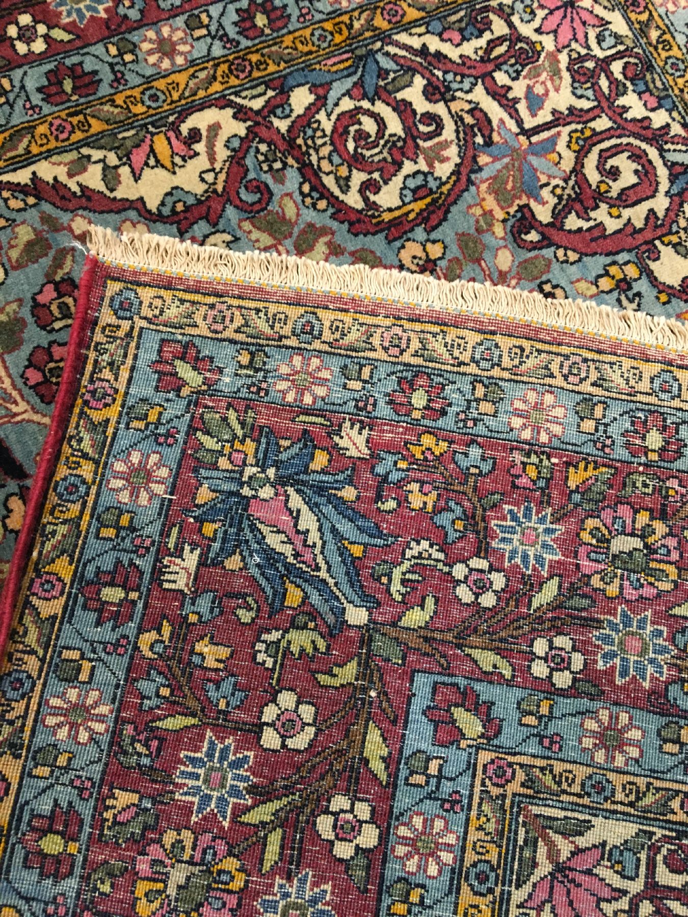 Detail i: Feiner himmelblauer Teheran antik, Zentralpersien, um 1900, Korkwolle geknüpft auf Baumwolle. Ein kunstvolles Teheran Medaillon belegt edel den ...