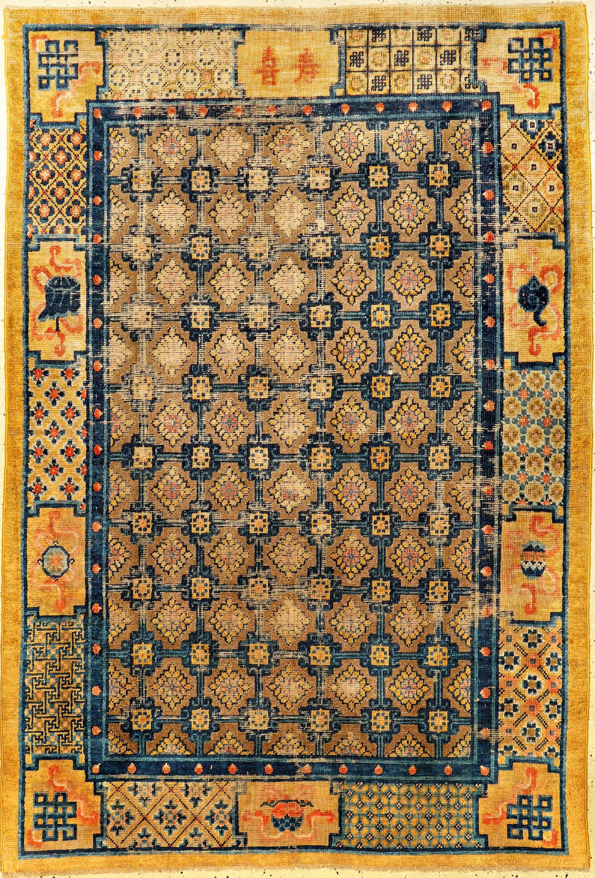 Früher gelber kaiserlicher Seiden Xinjiang "Meditationsteppich" mit Gold-Metallbrokat antik (Qing Dynastie, Qianlong Periode) "Für ...
