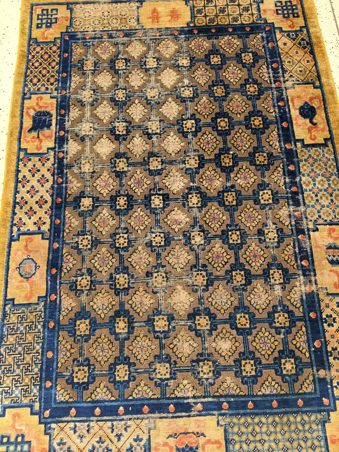 Detail a: Früher gelber kaiserlicher Seiden Xinjiang "Meditationsteppich" mit Gold-Metallbrokat antik (Qing Dynastie, Qianlong Periode) "Für ...