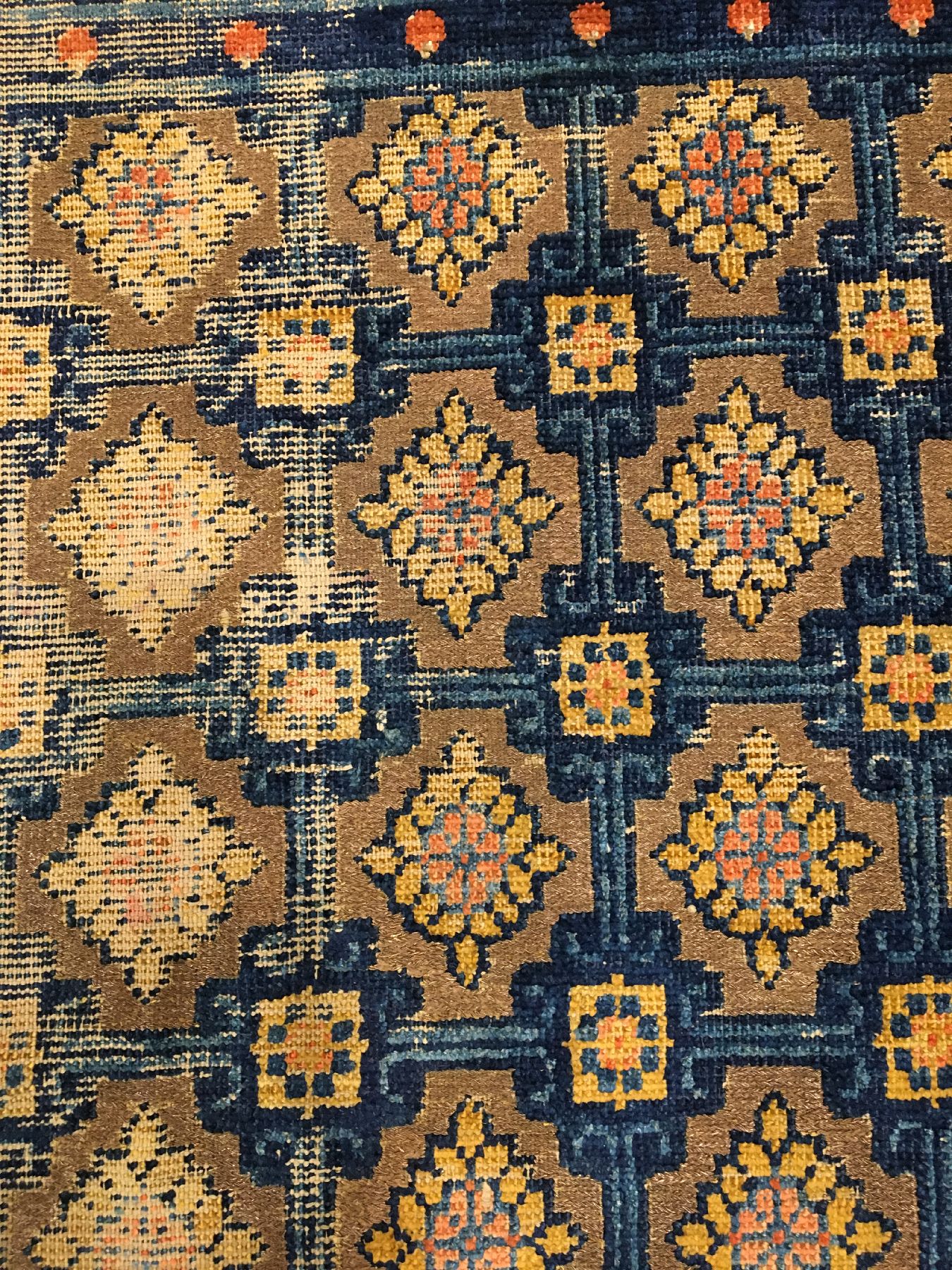 Detail d: Früher gelber kaiserlicher Seiden Xinjiang "Meditationsteppich" mit Gold-Metallbrokat antik (Qing Dynastie, Qianlong Periode) "Für ...